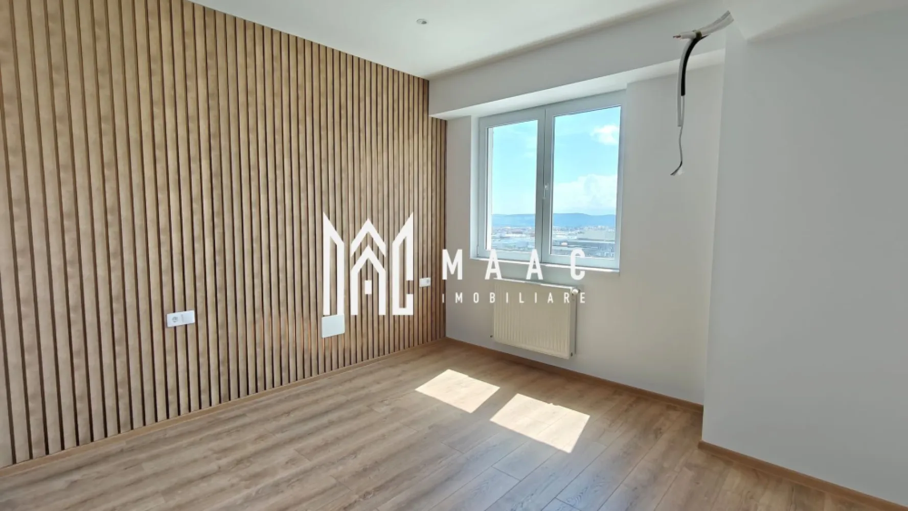 Apartament 2 camere I Etaj 13 I Lift I Parcare I Doamna Stanca - MAAC Imobiliare propune spre achiziție un apartament cu 2 camere, decomandat, situat într-un bloc cu 17 etaje din zona Doamna Stanca, una dintre cele mai dinamice zone rezidențiale din Sibiu.

Caracteristici ale apartamentului
Suprafață utilă: 51,34 mp
Balcon: 8 mp, ideal pentru relaxare sau depozitare ușoară

Compartimentare:
living
dormitor
bucătărie închisă
baie
balcon
Loc de parcare cu acces privat

Stare și dotări
apartament renovat, pregătit pentru personalizare
nemobilat, oferind libertate totală de amenajare
instalație pentru aer condiționat pregătită
baie mobilată și utilat
lift în imobil
poziționare la etaj superior, cu lumină naturală excelentă

Avantaje suplimentare
vedere panoramică asupra zonei
acces rapid la magazine, transport public, centre comerciale și facilități urbane
bloc cu regim înalt, ideal pentru cei care apreciază liniștea și priveliștile deschise

Pentru mai multe detalii, contactați MAAC Imobiliare și menționați ID CP3181464.