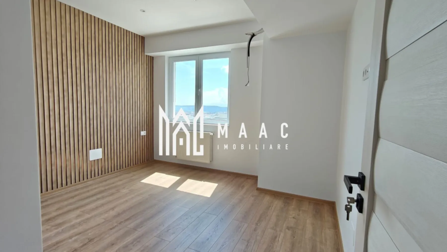 Apartament 2 camere I Etaj 13 I Lift I Parcare I Doamna Stanca - MAAC Imobiliare propune spre achiziție un apartament cu 2 camere, decomandat, situat într-un bloc cu 17 etaje din zona Doamna Stanca, una dintre cele mai dinamice zone rezidențiale din Sibiu.

Caracteristici ale apartamentului
Suprafață utilă: 51,34 mp
Balcon: 8 mp, ideal pentru relaxare sau depozitare ușoară

Compartimentare:
living
dormitor
bucătărie închisă
baie
balcon
Loc de parcare cu acces privat

Stare și dotări
apartament renovat, pregătit pentru personalizare
nemobilat, oferind libertate totală de amenajare
instalație pentru aer condiționat pregătită
baie mobilată și utilat
lift în imobil
poziționare la etaj superior, cu lumină naturală excelentă

Avantaje suplimentare
vedere panoramică asupra zonei
acces rapid la magazine, transport public, centre comerciale și facilități urbane
bloc cu regim înalt, ideal pentru cei care apreciază liniștea și priveliștile deschise

Pentru mai multe detalii, contactați MAAC Imobiliare și menționați ID CP3181464.