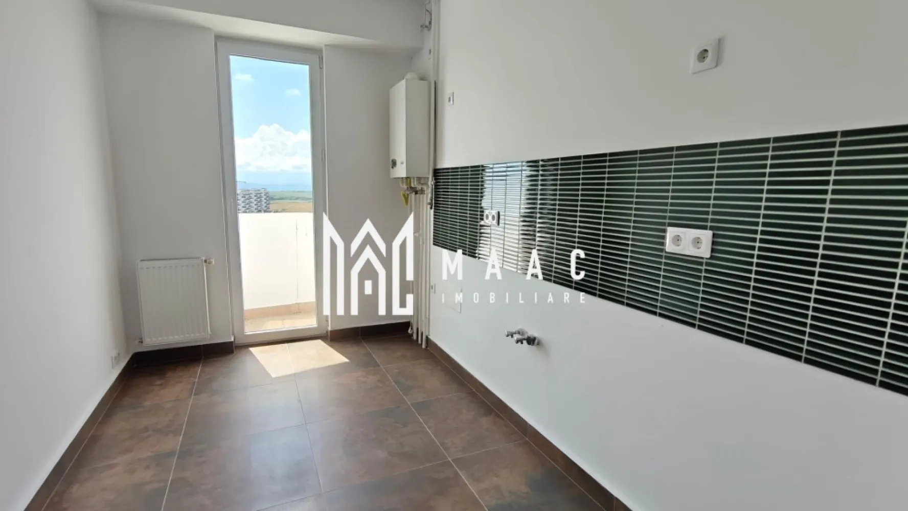 Apartament 2 camere I Etaj 13 I Lift I Parcare I Doamna Stanca - MAAC Imobiliare propune spre achiziție un apartament cu 2 camere, decomandat, situat într-un bloc cu 17 etaje din zona Doamna Stanca, una dintre cele mai dinamice zone rezidențiale din Sibiu.

Caracteristici ale apartamentului
Suprafață utilă: 51,34 mp
Balcon: 8 mp, ideal pentru relaxare sau depozitare ușoară

Compartimentare:
living
dormitor
bucătărie închisă
baie
balcon
Loc de parcare cu acces privat

Stare și dotări
apartament renovat, pregătit pentru personalizare
nemobilat, oferind libertate totală de amenajare
instalație pentru aer condiționat pregătită
baie mobilată și utilat
lift în imobil
poziționare la etaj superior, cu lumină naturală excelentă

Avantaje suplimentare
vedere panoramică asupra zonei
acces rapid la magazine, transport public, centre comerciale și facilități urbane
bloc cu regim înalt, ideal pentru cei care apreciază liniștea și priveliștile deschise

Pentru mai multe detalii, contactați MAAC Imobiliare și menționați ID CP3181464.