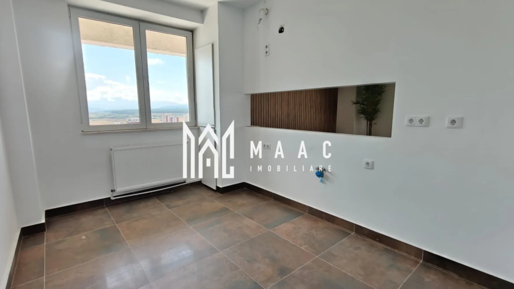 Garsonieră decomandată I 32 mp utili I lift I Mihai Viteazu - MAAC Imobiliare propune spre achiziție o garsonieră decomandată, cu suprafața utilă de 32 mp, situată într-un bloc cu 17 etaje, în imediata apropiere a magazinului LIDL de pe Bulevardul Mihai Viteazu, Sibiu.

 Caracteristici ale garsonierei
Suprafață utilă: 32 mp

Compartimentare decomandată:
dormitor
living + bucătărie
baie
hol de acces
Loc de parcare privat inclus

 Stare și dotări
recent finisată, nelocuită
se vinde nemobilată, ideală pentru personalizare
baie finalizată, mobilată și utilată
instalații noi, inclusiv pregătire pentru aer condiționat
finisaje moderne, gata pentru amenajare

 Avantaje suplimentare
priveliste panoramică datorită poziționării în blocul înalt

 Zonă foarte accesibilă, aproape de:
magazine
transport public
centre comerciale
zone de interes urban

Potrivită atât pentru locuire, cât și pentru investiție (închiriere ușoară datorită zonei).

Pentru mai multe detalii, contactați MAAC Imobiliare și menționați ID CP3181470.