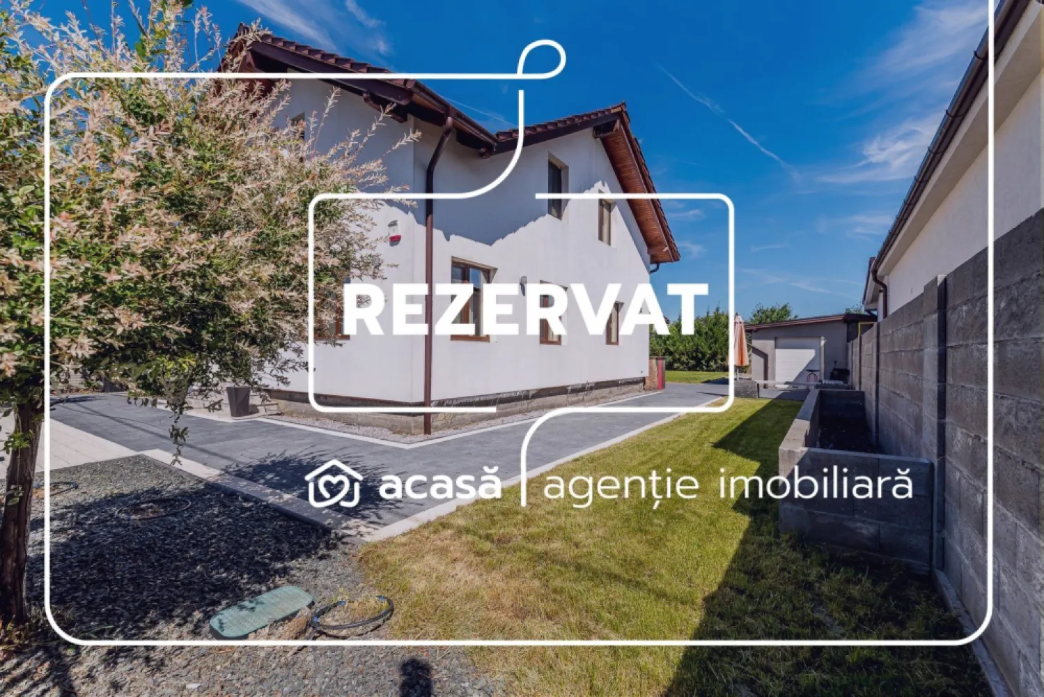 Rezervat Casa la cheie de vanzare in cartierul Europa, Vladimirescu - Proprietate rezervată 
Comision 0%
Casă modernă construită în 2020, situată într-o zonă liniștită și apreciată din Vladimirescu. Proprietatea are 146 mp utili și un teren generos de 701 mp.
Compartimentare: la parter se află livingul, bucătărie cu camara si iesire pe terasa, un dormitor și o baie, iar la etaj două dormitoare, o baie și o zonă de zi care poate fi amenajată ca al treilea dormitor.

Locuința este construită din cărămidă, izolată termic, beneficiază de încălzire în pardoseală și se vinde complet mobilată și utilată, exact ca în fotografii.

O proprietate ideală pentru cei care își doresc o casă spațioasă, modernă și pregătită pentru mutare imediată.

📞 Pentru detalii și programarea unei vizionări:
Blaga Flavius – 0754467525 Consultant imobiliar acreditat APAIR (Asociația Profesională a Agenților Imobiliari din România)

Nu dispui de toată suma? Te ajutăm noi gratuit! Îți obținem oferte de la 16 bănci.
Ai o proprietate de vânzare în Arad și vrei să știi cât valorează cu adevărat?

Birou: ACASĂ | Agenție imobiliară Arad
Adresă: Bulevardul Decebal 2, Arad 310133
