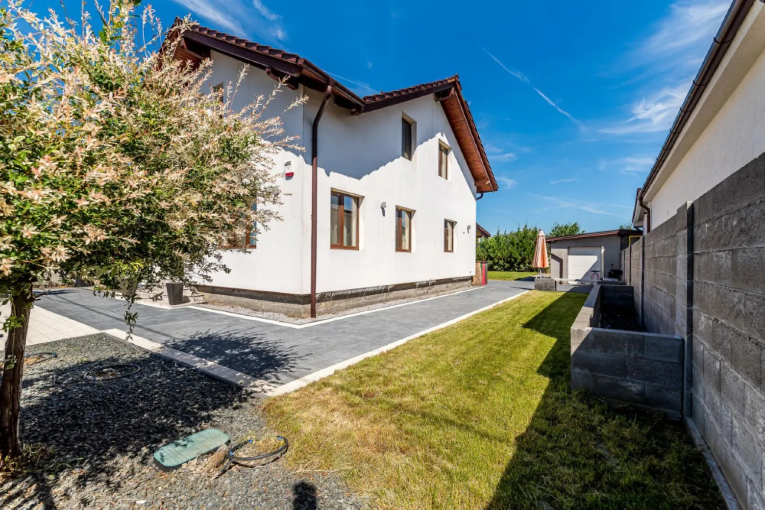 Rezervat Casa la cheie de vanzare in cartierul Europa, Vladimirescu - Proprietate rezervată 
Comision 0%
Casă modernă construită în 2020, situată într-o zonă liniștită și apreciată din Vladimirescu. Proprietatea are 146 mp utili și un teren generos de 701 mp.
Compartimentare: la parter se află livingul, bucătărie cu camara si iesire pe terasa, un dormitor și o baie, iar la etaj două dormitoare, o baie și o zonă de zi care poate fi amenajată ca al treilea dormitor.

Locuința este construită din cărămidă, izolată termic, beneficiază de încălzire în pardoseală și se vinde complet mobilată și utilată, exact ca în fotografii.

O proprietate ideală pentru cei care își doresc o casă spațioasă, modernă și pregătită pentru mutare imediată.

📞 Pentru detalii și programarea unei vizionări:
Blaga Flavius – 0754467525 Consultant imobiliar acreditat APAIR (Asociația Profesională a Agenților Imobiliari din România)

Nu dispui de toată suma? Te ajutăm noi gratuit! Îți obținem oferte de la 16 bănci.
Ai o proprietate de vânzare în Arad și vrei să știi cât valorează cu adevărat?

Birou: ACASĂ | Agenție imobiliară Arad
Adresă: Bulevardul Decebal 2, Arad 310133
