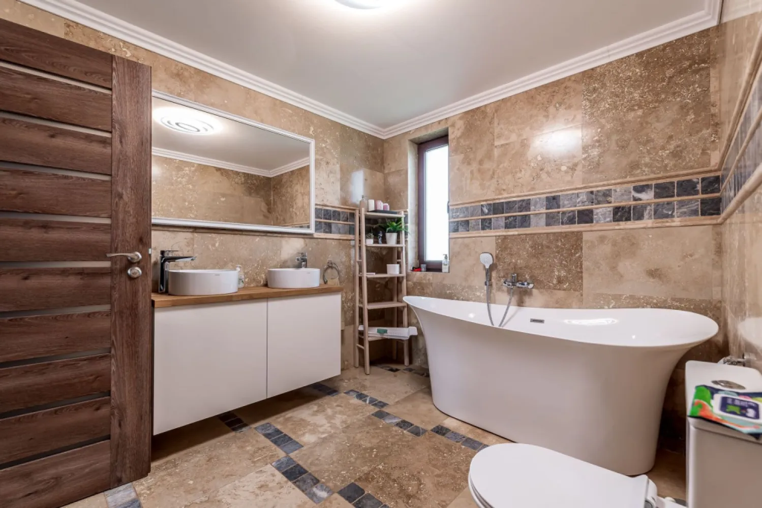 Rezervat Casa la cheie de vanzare in cartierul Europa, Vladimirescu - Proprietate rezervată 
Comision 0%
Casă modernă construită în 2020, situată într-o zonă liniștită și apreciată din Vladimirescu. Proprietatea are 146 mp utili și un teren generos de 701 mp.
Compartimentare: la parter se află livingul, bucătărie cu camara si iesire pe terasa, un dormitor și o baie, iar la etaj două dormitoare, o baie și o zonă de zi care poate fi amenajată ca al treilea dormitor.

Locuința este construită din cărămidă, izolată termic, beneficiază de încălzire în pardoseală și se vinde complet mobilată și utilată, exact ca în fotografii.

O proprietate ideală pentru cei care își doresc o casă spațioasă, modernă și pregătită pentru mutare imediată.

📞 Pentru detalii și programarea unei vizionări:
Blaga Flavius – 0754467525 Consultant imobiliar acreditat APAIR (Asociația Profesională a Agenților Imobiliari din România)

Nu dispui de toată suma? Te ajutăm noi gratuit! Îți obținem oferte de la 16 bănci.
Ai o proprietate de vânzare în Arad și vrei să știi cât valorează cu adevărat?

Birou: ACASĂ | Agenție imobiliară Arad
Adresă: Bulevardul Decebal 2, Arad 310133