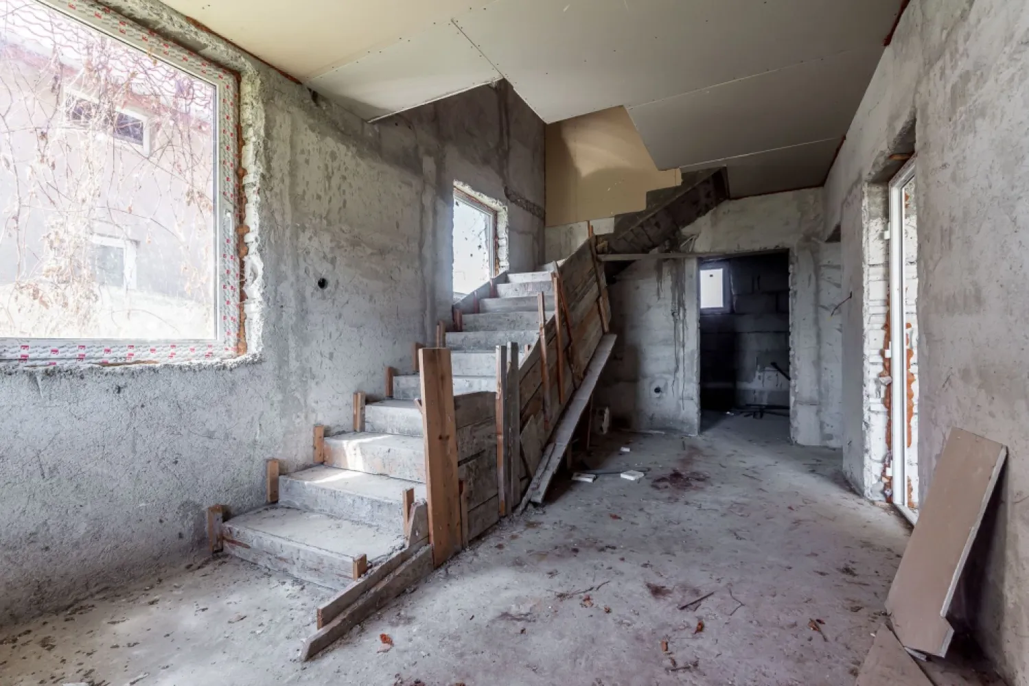 🏡 Casă P+1 la gri | 239 mp construiți | Călugareni -14 km de Arad - Oportunitate ideală pentru o familie care își dorește spațiu, liniște și aer curat, la doar 14 km de Arad.

📍 Locație: Călugăreni nr. 211, comuna Felnac
🏠 Regim înălțime: P+1E
📐 Suprafață construită: 239 mp
📏 Amprentă la sol: 143 mp
🌳 Suprafață teren: 605 mp
🚗 Garaj + curte generoasă

Compartimentare:
Parter: hol, living spațios, bucătărie cu terasă, cameră tehnică, baie ,garaj
Etaj: hol 3 dormitoare, dressing, 2 băi, 2 balcoane

Detalii:
✔ construcție din BCA
✔ acoperiș cu țiglă
✔ geamuri termopan
✔ instalații electrice realizate parțial
✔ instalații sanitare realizate parțial
✔ stadiu la gri – ideal pentru personalizare

Casă spațioasă, cu compartimentare practică și teren generos, perfectă pentru locuire permanentă într-o zonă liniștită, cu acces rapid către oraș.

📞 Pentru informații și vizionări:
Mihai Bica – Consultant imobiliar ACASA Arad
📱 0742543526