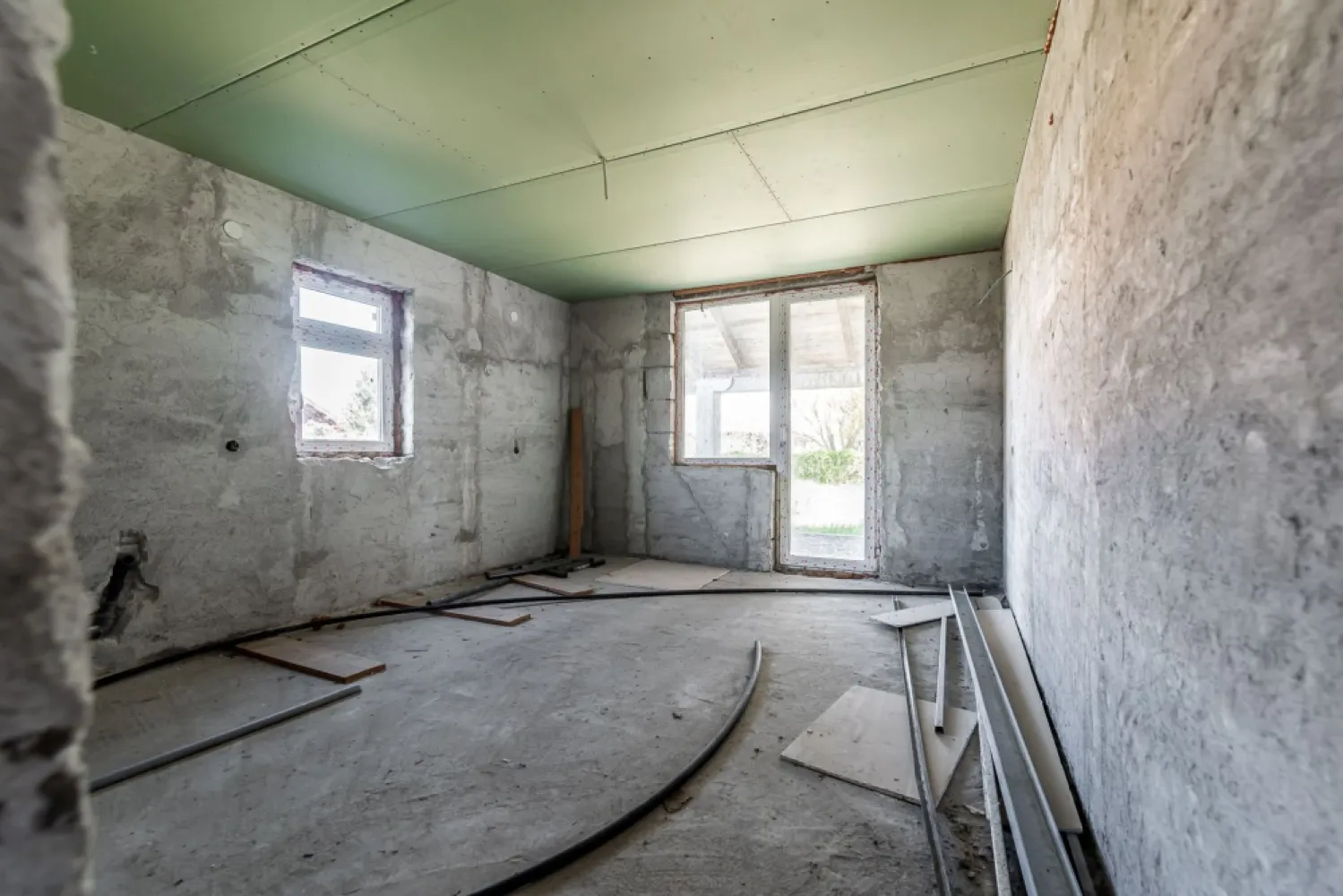 🏡 Casă P+1 la gri | 239 mp construiți | Călugareni -14 km de Arad - Oportunitate ideală pentru o familie care își dorește spațiu, liniște și aer curat, la doar 14 km de Arad.

📍 Locație: Călugăreni nr. 211, comuna Felnac
🏠 Regim înălțime: P+1E
📐 Suprafață construită: 239 mp
📏 Amprentă la sol: 143 mp
🌳 Suprafață teren: 605 mp
🚗 Garaj + curte generoasă

Compartimentare:
Parter: hol, living spațios, bucătărie cu terasă, cameră tehnică, baie ,garaj
Etaj: hol 3 dormitoare, dressing, 2 băi, 2 balcoane

Detalii:
✔ construcție din BCA
✔ acoperiș cu țiglă
✔ geamuri termopan
✔ instalații electrice realizate parțial
✔ instalații sanitare realizate parțial
✔ stadiu la gri – ideal pentru personalizare

Casă spațioasă, cu compartimentare practică și teren generos, perfectă pentru locuire permanentă într-o zonă liniștită, cu acces rapid către oraș.

📞 Pentru informații și vizionări:
Mihai Bica – Consultant imobiliar ACASA Arad
📱 0742543526