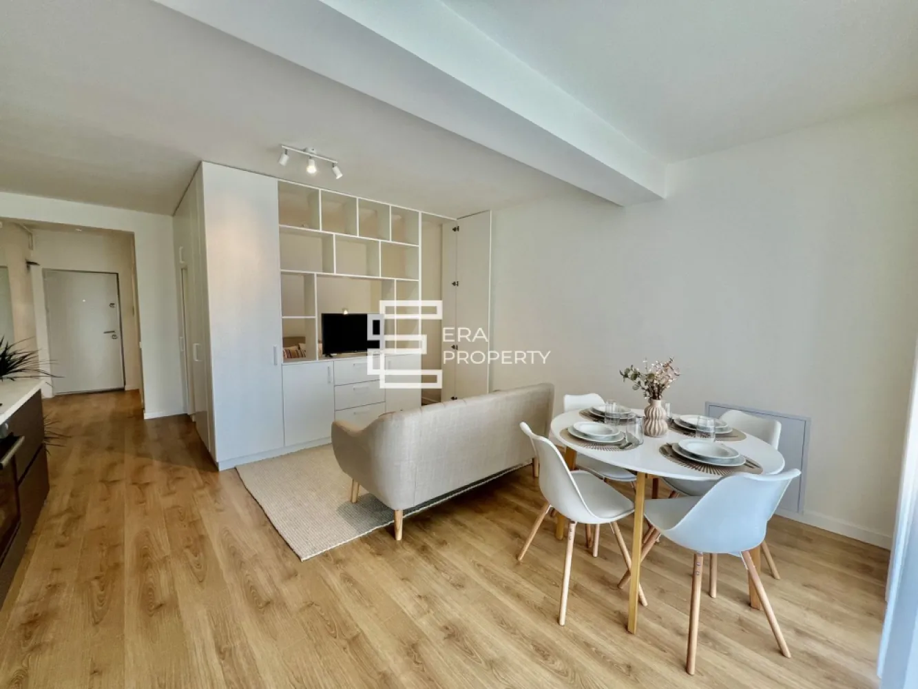 Apartament 1 cameră intabulat, logie 8 mp | DaVinci Homes – Cristian - Locuință cu parcare inclusă, încălzire în pardoseală, climă inclusă în preț și opțiuni de predare la alb, la cheie sau mobilat/utilat.

 𝐂𝐨𝐦𝐢𝐬𝐢𝐨𝐧 𝟎%
Apartament de vânzare în DaVinci Homes, ansamblu rezidențial premium situat în Cristian, în zona de Vest, cu acces rapid către Sibiu, Aeroport și Zona Industrială Vest.
Locuința este amplasată la parterul unei vile cu regim redus de înălțime P+2, cu doar 4 apartamente pe nivel. Apartamentul este intabulat, are o suprafață utilă de 𝟑𝟖 𝐦𝐩 și beneficiază de o 𝐥𝐨𝐠𝐢𝐞 𝐝𝐞 𝟖 𝐦𝐩 complet finisată.

𝐂𝐨𝐦𝐩𝐚𝐫𝐭𝐢𝐦𝐞𝐧𝐭𝐚𝐫𝐞:hol de acces, cameră open space cu bucătărie, baie, logie de 8 mp.

Apartamentul se poate achiziționa atât din surse proprii, cât și prin credit bancar.

𝐏𝐫𝐞𝐭̦𝐮𝐫𝐢 𝐬̦𝐢 𝐯𝐚𝐫𝐢𝐚𝐧𝐭𝐞 𝐝𝐞 𝐩𝐫𝐞𝐝𝐚𝐫𝐞:
𝐏𝐫𝐞𝐝𝐚𝐫𝐞 𝐥𝐚 𝐚𝐥𝐛: 𝟕𝟓.𝟓𝟎𝟎 𝐞𝐮𝐫𝐨, 𝐓𝐕𝐀 𝐢𝐧𝐜𝐥𝐮𝐬
𝐏𝐫𝐞𝐝𝐚𝐫𝐞 𝐥𝐚 𝐜𝐡𝐞𝐢𝐞: 𝟖𝟎.𝟕𝟎𝟎 𝐞𝐮𝐫𝐨, 𝐓𝐕𝐀 𝐢𝐧𝐜𝐥𝐮𝐬
𝐏𝐫𝐞𝐝𝐚𝐫𝐞 𝐦𝐨𝐛𝐢𝐥𝐚𝐭 𝐬̦𝐢 𝐮𝐭𝐢𝐥𝐚𝐭: 𝟗𝟒.𝟓𝟎𝟎 𝐞𝐮𝐫𝐨, 𝐓𝐕𝐀 𝐢𝐧𝐜𝐥𝐮𝐬

𝐃𝐨𝐭𝐚̆𝐫𝐢 𝐬̦𝐢 𝐟𝐢𝐧𝐢𝐬𝐚𝐣𝐞 𝐩𝐞𝐧𝐭𝐫𝐮 𝐯𝐚𝐫𝐢𝐚𝐧𝐭𝐚 𝐥𝐚 𝐜𝐡𝐞𝐢𝐞:
ușă de acces
pereți finisați
încălzire în pardoseală
centrală proprie pe gaz
instalație electrică completă, cu prize și întrerupătoare
gresie, faianță și parchet
corpuri de iluminat
baie complet utilată
aparat de aer condiționat inclus în preț

𝐀𝐯𝐚𝐧𝐭𝐚𝐣𝐞 𝐚𝐩𝐚𝐫𝐭𝐚𝐦𝐞𝐧𝐭:
apartament intabulat
loc de parcare inclus în preț
aparat de aer condiționat inclus în preț
încălzire în pardoseală
izolație cu vată bazaltică
jaluzele exterioare electrice
logie finisată cu granit și balustradă din sticlă securizată
casa scării placată cu granit
exterior finisat cu inserții de larice siberian și piatră naturală
orientare sudică și vedere spre munți

***𝐅𝐨𝐭𝐨𝐠𝐫𝐚𝐟𝐢𝐢𝐥𝐞 𝐬𝐮𝐧𝐭 𝐜𝐮 𝐭𝐢𝐭𝐥𝐮 𝐢𝐧𝐟𝐨𝐫𝐦𝐚𝐭𝐢𝐯. 𝐈̂𝐧 𝐩𝐫𝐞𝐳𝐞𝐧𝐭 𝐬𝐞 𝐥𝐮𝐜𝐫𝐞𝐚𝐳𝐚̆ 𝐥𝐚 𝐟𝐢𝐧𝐢𝐬𝐚𝐣𝐞𝐥𝐞 𝐢𝐧𝐭𝐞𝐫𝐢𝐨𝐚𝐫𝐞 𝐚𝐥𝐞 𝐚𝐩𝐚𝐫𝐭𝐚𝐦𝐞𝐧𝐭𝐮𝐥𝐮𝐢.