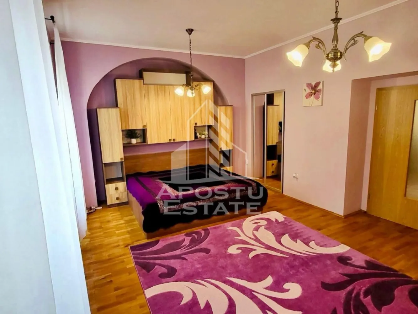 Apartament 1 camera de vânzare, zona Traian, Timisoara - Agentia imobiliara APOSTU ESTATE va propune spre vanzare un apartament cu 1 camera, renovat, situat la parterul unei curti comune, situat in zona Traian/Fabric din Timisoara, judetul Timis.
In curtea comuna regăsim 6 apartamente.
Apartamentul este amplasat la parterul unui imobil construit intre 1970-1990 si are o suprafata utila de 39 mp.
Confortul termic se realizeaza prin intermediul centralei proprii pe gaz cu sistem de incalzire prin calorifere.
Apartamentul este compartimentat astfel:

-bucatarie inchisa

-dormitor

-baie cu cabina de dus si geam de aerisire

Proprietatea se vinde cum se vede in poze si este o varianta ideala pentru familii, cuplu sau investitie.

Vecinatati: Piata Traian la 6 min de mers pe jos , mijloace de transport in comun,magazine,banci,farmacii la 6 min de mers pe jos, Iulius Mall la 11 min cu masina, Piata Unirii la 11 min cu masina, Fabrica de Bere la 4 min de mers pe jos, Facultatea de Medicina la 20 min de mers pe jos, Complexul Studentesc la 15 min de mers pe jos.

Agentia imobiliara Apostu Estate va ofera consultanta bancara gratuita prin intermediul colaboratorilor nostri pentru alegerea celui mai potrivit tip de credit, astfel incat tu sa devi noul proprietar al acestui apartament.

Va asteptam cu drag la o vizionare!
Id intern:CP3186208
