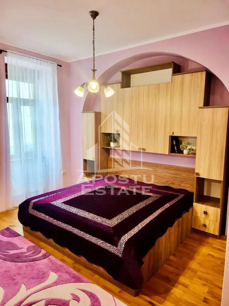 Apartament 1 camera de vânzare, zona Traian, Timisoara - Agentia imobiliara APOSTU ESTATE va propune spre vanzare un apartament cu 1 camera, renovat, situat la parterul unei curti comune, situat in zona Traian/Fabric din Timisoara, judetul Timis.
In curtea comuna regăsim 6 apartamente.
Apartamentul este amplasat la parterul unui imobil construit intre 1970-1990 si are o suprafata utila de 39 mp.
Confortul termic se realizeaza prin intermediul centralei proprii pe gaz cu sistem de incalzire prin calorifere.
Apartamentul este compartimentat astfel:

-bucatarie inchisa

-dormitor

-baie cu cabina de dus si geam de aerisire

Proprietatea se vinde cum se vede in poze si este o varianta ideala pentru familii, cuplu sau investitie.

Vecinatati: Piata Traian la 6 min de mers pe jos , mijloace de transport in comun,magazine,banci,farmacii la 6 min de mers pe jos, Iulius Mall la 11 min cu masina, Piata Unirii la 11 min cu masina, Fabrica de Bere la 4 min de mers pe jos, Facultatea de Medicina la 20 min de mers pe jos, Complexul Studentesc la 15 min de mers pe jos.

Agentia imobiliara Apostu Estate va ofera consultanta bancara gratuita prin intermediul colaboratorilor nostri pentru alegerea celui mai potrivit tip de credit, astfel incat tu sa devi noul proprietar al acestui apartament.

Va asteptam cu drag la o vizionare!
Id intern:CP3186208