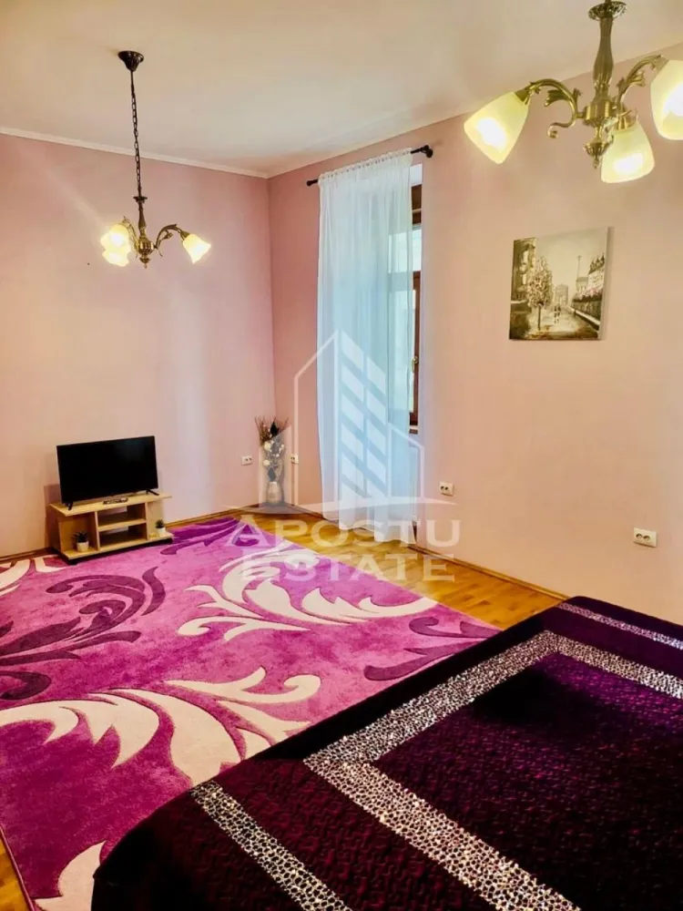Apartament 1 camera de vânzare, zona Traian, Timisoara - Agentia imobiliara APOSTU ESTATE va propune spre vanzare un apartament cu 1 camera, renovat, situat la parterul unei curti comune, situat in zona Traian/Fabric din Timisoara, judetul Timis.
In curtea comuna regăsim 6 apartamente.
Apartamentul este amplasat la parterul unui imobil construit intre 1970-1990 si are o suprafata utila de 39 mp.
Confortul termic se realizeaza prin intermediul centralei proprii pe gaz cu sistem de incalzire prin calorifere.
Apartamentul este compartimentat astfel:

-bucatarie inchisa

-dormitor

-baie cu cabina de dus si geam de aerisire

Proprietatea se vinde cum se vede in poze si este o varianta ideala pentru familii, cuplu sau investitie.

Vecinatati: Piata Traian la 6 min de mers pe jos , mijloace de transport in comun,magazine,banci,farmacii la 6 min de mers pe jos, Iulius Mall la 11 min cu masina, Piata Unirii la 11 min cu masina, Fabrica de Bere la 4 min de mers pe jos, Facultatea de Medicina la 20 min de mers pe jos, Complexul Studentesc la 15 min de mers pe jos.

Agentia imobiliara Apostu Estate va ofera consultanta bancara gratuita prin intermediul colaboratorilor nostri pentru alegerea celui mai potrivit tip de credit, astfel incat tu sa devi noul proprietar al acestui apartament.

Va asteptam cu drag la o vizionare!
Id intern:CP3186208