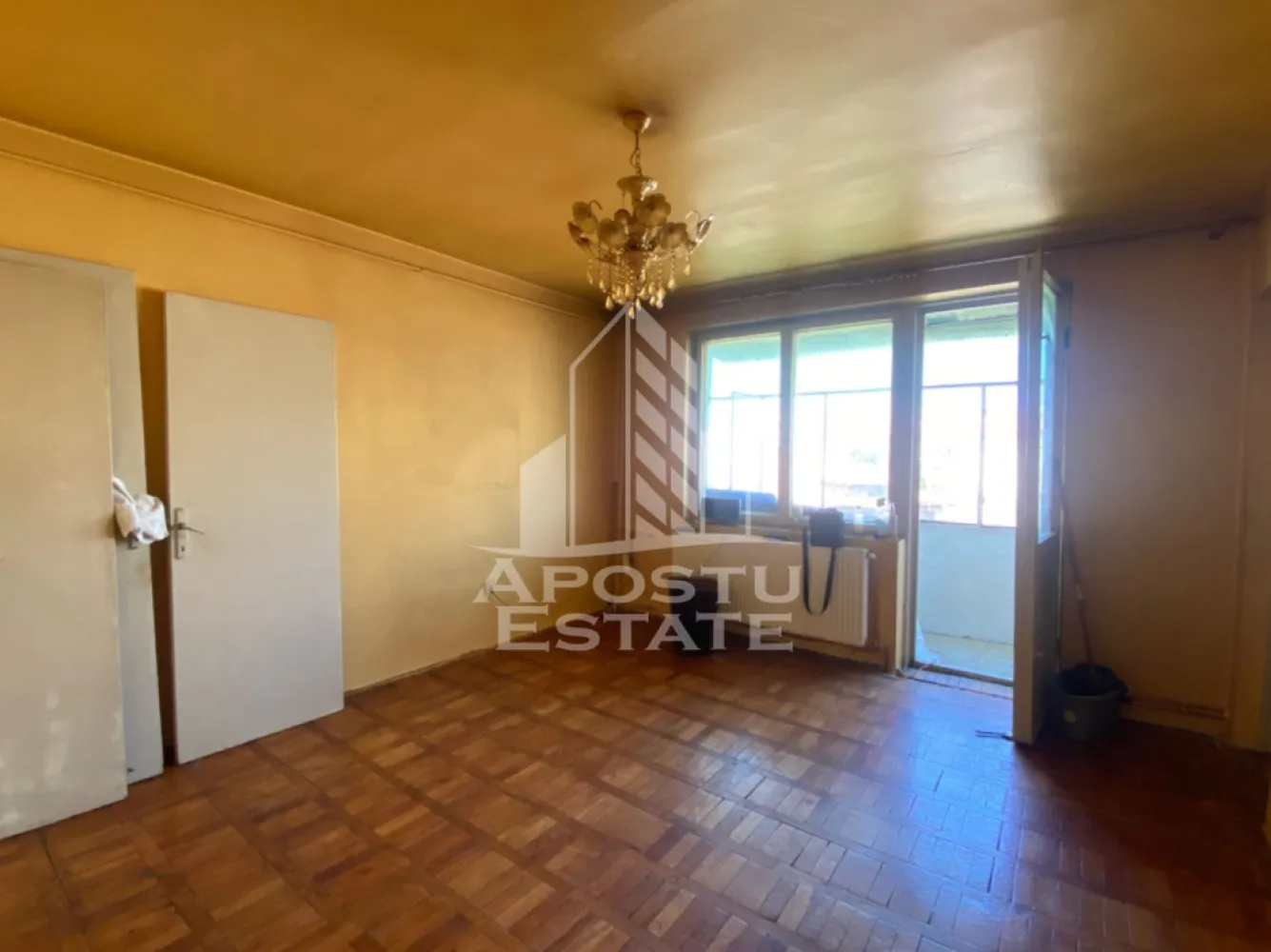 Apartament cu o camera de vanzare Liviu Rebreanu Cal Martirilor - Apostu estate va propune spre vanzare un apartament cu o camera, o baie, bucatarie separata, situat intr-un bloc cu 4 etaje la intersectia dintre Bulevardul Liviu Rebreanu si Calea Martirilor, aproape de facultati, Spitalul Judetean si complexul Studentesc.

Compartimentare:
Hol de acces, baie cu cada si geam pentru aerisire, camera cu balcon spatios si bucatarie separata, inchisa.

In apropiere se gasesc magazine de tot felul, supermarket-uri, mijloace de transport in comun, Spitalul Judetean , facultati si alte unitati de invatamant, Mc Donalds la 1 minut de mers pe jos s.a.

Va invitam la o vizionare chiar astazi.

CP3187360