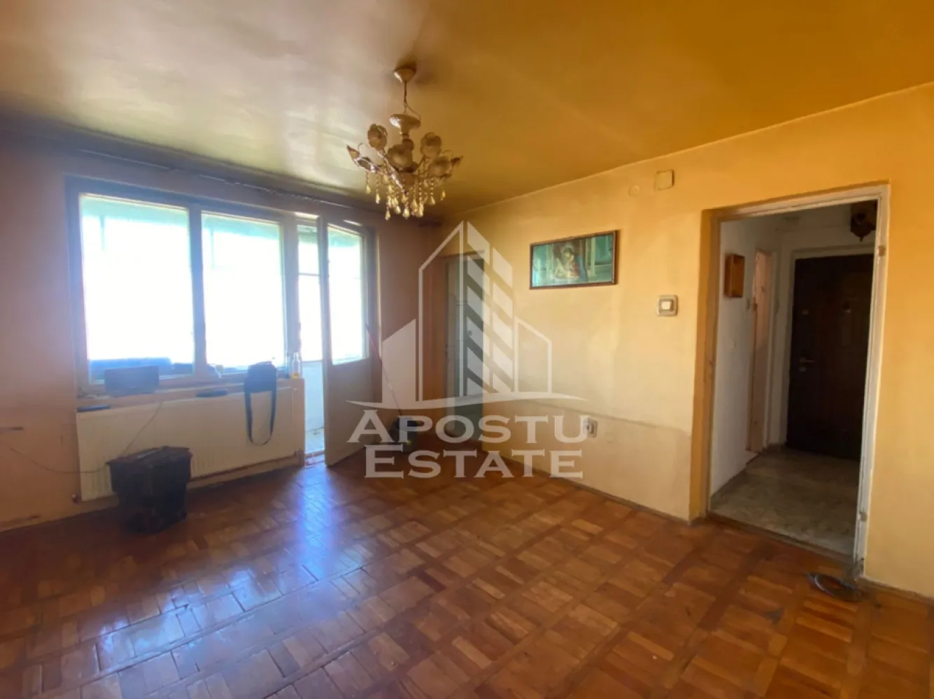 Apartament cu o camera de vanzare Liviu Rebreanu Cal Martirilor - Apostu estate va propune spre vanzare un apartament cu o camera, o baie, bucatarie separata, situat intr-un bloc cu 4 etaje la intersectia dintre Bulevardul Liviu Rebreanu si Calea Martirilor, aproape de facultati, Spitalul Judetean si complexul Studentesc.

Compartimentare:
Hol de acces, baie cu cada si geam pentru aerisire, camera cu balcon spatios si bucatarie separata, inchisa.

In apropiere se gasesc magazine de tot felul, supermarket-uri, mijloace de transport in comun, Spitalul Judetean , facultati si alte unitati de invatamant, Mc Donalds la 1 minut de mers pe jos s.a.

Va invitam la o vizionare chiar astazi.

CP3187360