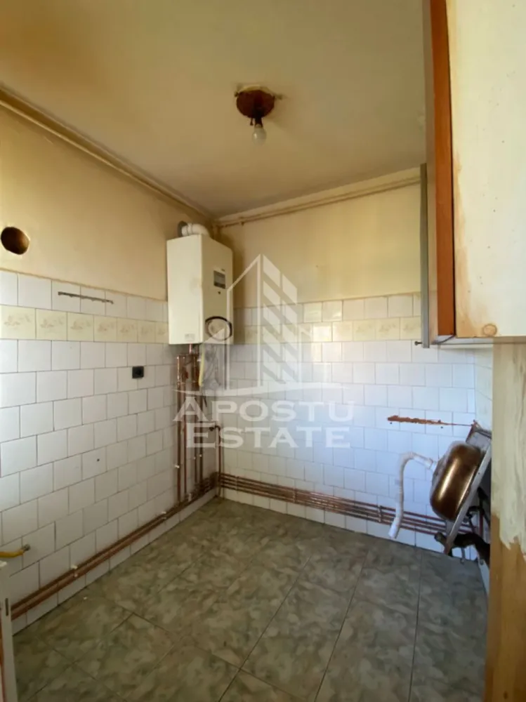 Apartament cu o camera de vanzare Liviu Rebreanu Cal Martirilor - Apostu estate va propune spre vanzare un apartament cu o camera, o baie, bucatarie separata, situat intr-un bloc cu 4 etaje la intersectia dintre Bulevardul Liviu Rebreanu si Calea Martirilor, aproape de facultati, Spitalul Judetean si complexul Studentesc.

Compartimentare:
Hol de acces, baie cu cada si geam pentru aerisire, camera cu balcon spatios si bucatarie separata, inchisa.

In apropiere se gasesc magazine de tot felul, supermarket-uri, mijloace de transport in comun, Spitalul Judetean , facultati si alte unitati de invatamant, Mc Donalds la 1 minut de mers pe jos s.a.

Va invitam la o vizionare chiar astazi.

CP3187360