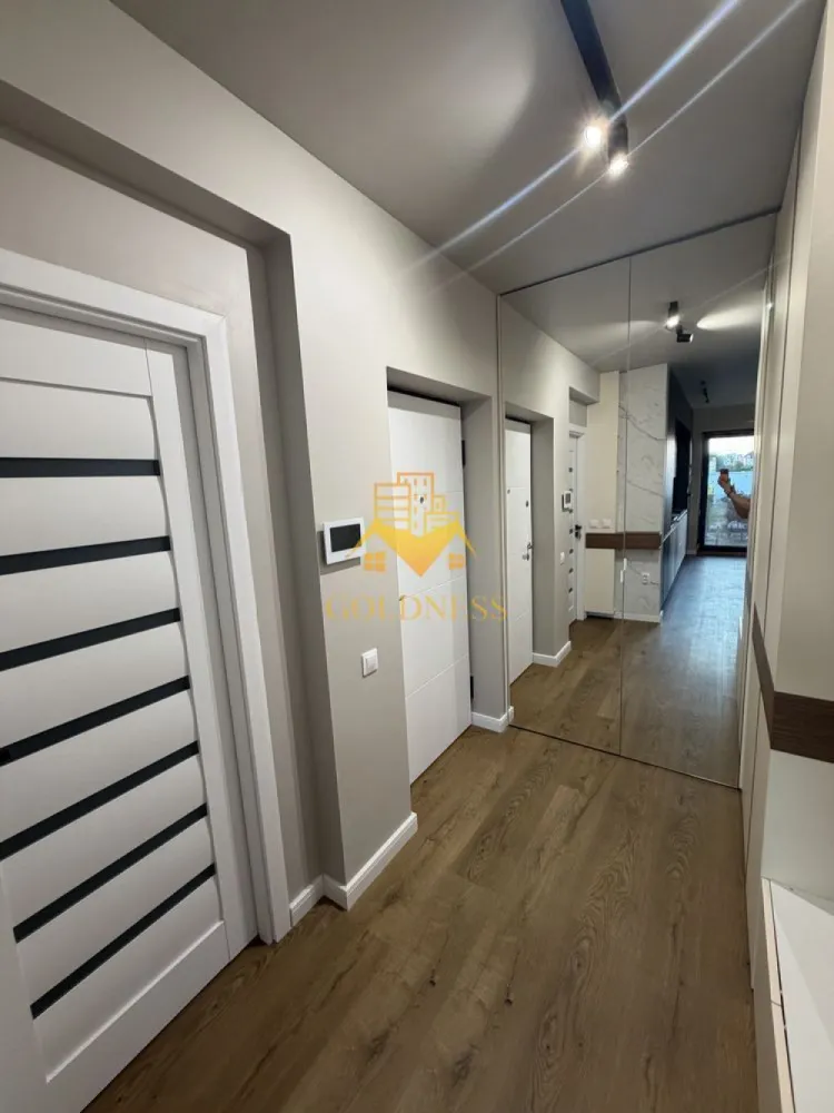 2 camere, Intre Lacuri, Iulius Mall, FSEGA, Prima Închiriere, Parcare - GOLDNESS Imobiliare vă propune spre închiriere un apartament cu 2 camere complet mobilat și utilat, la etajul 2 într-un imobil de 5 etaje, în Cartierul Intre Lacuri.
Dispune de loc de parcare subteran.
Se află în apropierea stațiilor de transport în comun, magazine, restaurante, spații verzi, farmacii, etc. 

Apartamentul este compartimentat astfel:
 - dormitor cu pat matrimonial, dressing, noptiere
 - living cu canapea extensibilă 
 - bucătărie open space complet utilată și mobilată, loc de servit masa 
 - baie cu dus walkin, calorifer port prosop și dulap pentru depozitare.
 - terasa de 5mp.

Imobilul este dotat cu toate cele necesare- centrală proprie, frigider, aragaz, hotă, mașină de spălat haine și vase, AC etc. 

Dacă sunteți interesați de acest apartament și doriți să îl vizionați, dar și pentru alte oferte nu ezitați să ne contactați telefonic sau prin e-mail. Vă stăm la dispoziție!
Pentru intermediere se percepe un comision de 50% din prețul chiriei!