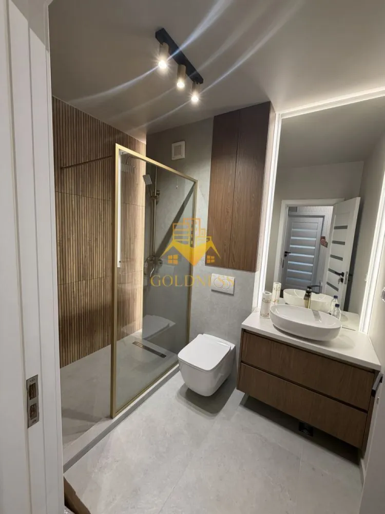 2 camere, Intre Lacuri, Iulius Mall, FSEGA, Prima Închiriere, Parcare - GOLDNESS Imobiliare vă propune spre închiriere un apartament cu 2 camere complet mobilat și utilat, la etajul 2 într-un imobil de 5 etaje, în Cartierul Intre Lacuri.
Dispune de loc de parcare subteran.
Se află în apropierea stațiilor de transport în comun, magazine, restaurante, spații verzi, farmacii, etc. 

Apartamentul este compartimentat astfel:
 - dormitor cu pat matrimonial, dressing, noptiere
 - living cu canapea extensibilă 
 - bucătărie open space complet utilată și mobilată, loc de servit masa 
 - baie cu dus walkin, calorifer port prosop și dulap pentru depozitare.
 - terasa de 5mp.

Imobilul este dotat cu toate cele necesare- centrală proprie, frigider, aragaz, hotă, mașină de spălat haine și vase, AC etc. 

Dacă sunteți interesați de acest apartament și doriți să îl vizionați, dar și pentru alte oferte nu ezitați să ne contactați telefonic sau prin e-mail. Vă stăm la dispoziție!
Pentru intermediere se percepe un comision de 50% din prețul chiriei!