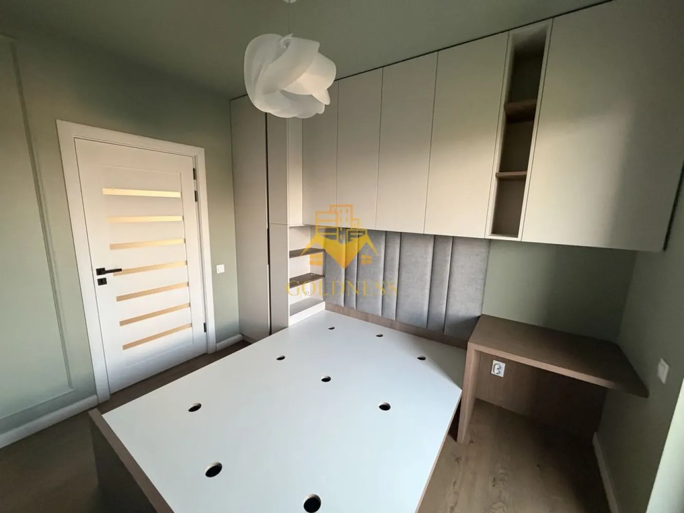 2 camere, Intre Lacuri, Iulius Mall, FSEGA, Prima Închiriere, Parcare - GOLDNESS Imobiliare vă propune spre închiriere un apartament cu 2 camere complet mobilat și utilat, la etajul 2 într-un imobil de 5 etaje, în Cartierul Intre Lacuri.
Dispune de loc de parcare subteran.
Se află în apropierea stațiilor de transport în comun, magazine, restaurante, spații verzi, farmacii, etc. 

Apartamentul este compartimentat astfel:
 - dormitor cu pat matrimonial, dressing, noptiere
 - living cu canapea extensibilă 
 - bucătărie open space complet utilată și mobilată, loc de servit masa 
 - baie cu dus walkin, calorifer port prosop și dulap pentru depozitare.
 - terasa de 5mp.

Imobilul este dotat cu toate cele necesare- centrală proprie, frigider, aragaz, hotă, mașină de spălat haine și vase, AC etc. 

Dacă sunteți interesați de acest apartament și doriți să îl vizionați, dar și pentru alte oferte nu ezitați să ne contactați telefonic sau prin e-mail. Vă stăm la dispoziție!
Pentru intermediere se percepe un comision de 50% din prețul chiriei!