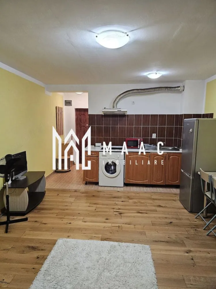 Garsonieră de închiriat Sibiu | Broscărie | 28 mp, etaj 2, lift - Garsonieră de închiriat în Sibiu, zona Broscărie, cu 28 mp utili, situată la etajul 2 al unui imobil cu lift, renovată și pregătită pentru mutare imediată.

Detalii proprietate:
• Suprafață utilă: 28 mp
• Compartimentare: cameră cu bucătărie open-space, baie cu cabină de duș, hol de acces
• Etaj 2 din 6, bloc cu lift
• Imobil construit în anul 2008
• Renovată complet în 2024
• Complet mobilată și utilată
• Parchet din lemn triplu stratificat
• Mobilier funcțional și electrocasnice necesare pentru confortul zilnic
• Finisaje moderne și spațiu practic

Zonă și acces:
Proprietatea este amplasată în Broscărie, aproape de centrul orașului și de principalele puncte de interes din Sibiu. În apropiere se află stații de autobuz, magazine de cartier, supermarketuri, farmacii, restaurante și acces rapid către facultățile din Sibiu.

Cod anunț CP3187116. Contactați echipa MAAC Imobiliare pentru detalii suplimentare și pentru programarea unei vizionări.