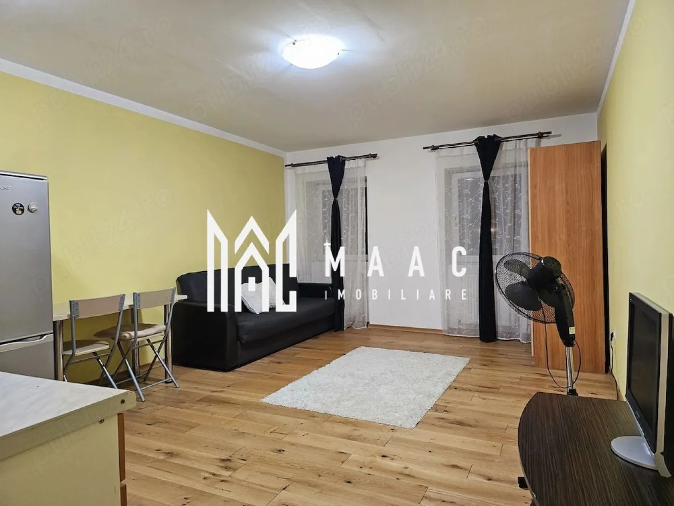 Garsonieră de închiriat Sibiu | Broscărie | 28 mp, etaj 2, lift - Garsonieră de închiriat în Sibiu, zona Broscărie, cu 28 mp utili, situată la etajul 2 al unui imobil cu lift, renovată și pregătită pentru mutare imediată.

Detalii proprietate:
• Suprafață utilă: 28 mp
• Compartimentare: cameră cu bucătărie open-space, baie cu cabină de duș, hol de acces
• Etaj 2 din 6, bloc cu lift
• Imobil construit în anul 2008
• Renovată complet în 2024
• Complet mobilată și utilată
• Parchet din lemn triplu stratificat
• Mobilier funcțional și electrocasnice necesare pentru confortul zilnic
• Finisaje moderne și spațiu practic

Zonă și acces:
Proprietatea este amplasată în Broscărie, aproape de centrul orașului și de principalele puncte de interes din Sibiu. În apropiere se află stații de autobuz, magazine de cartier, supermarketuri, farmacii, restaurante și acces rapid către facultățile din Sibiu.

Cod anunț CP3187116. Contactați echipa MAAC Imobiliare pentru detalii suplimentare și pentru programarea unei vizionări.