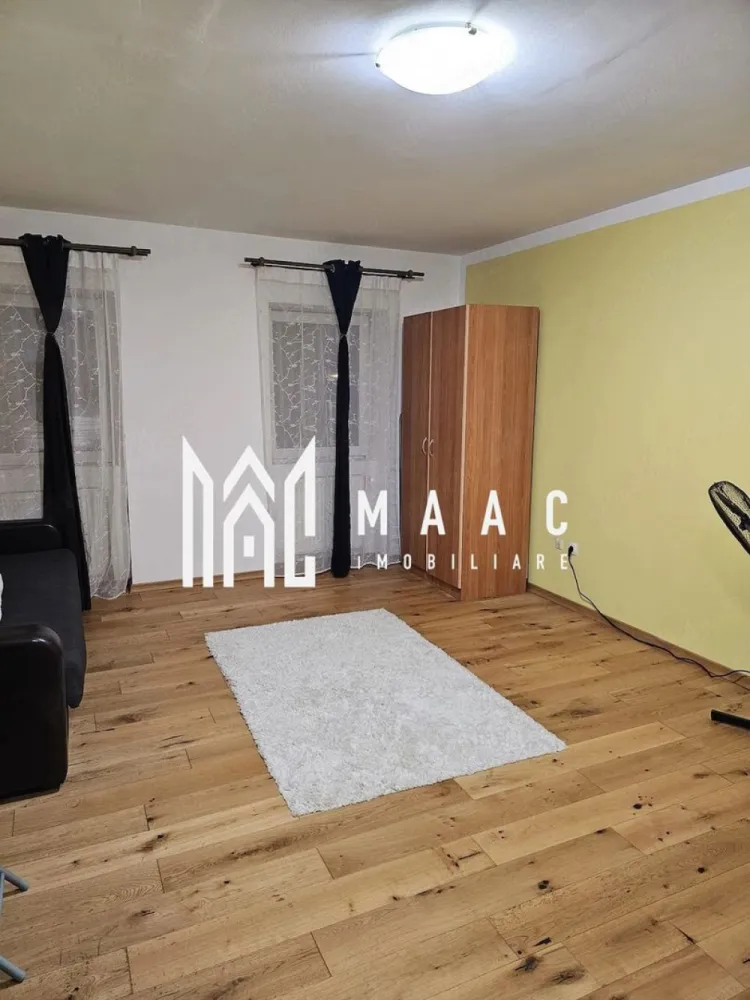 Garsonieră de închiriat Sibiu | Broscărie | 28 mp, etaj 2, lift - Garsonieră de închiriat în Sibiu, zona Broscărie, cu 28 mp utili, situată la etajul 2 al unui imobil cu lift, renovată și pregătită pentru mutare imediată.

Detalii proprietate:
• Suprafață utilă: 28 mp
• Compartimentare: cameră cu bucătărie open-space, baie cu cabină de duș, hol de acces
• Etaj 2 din 6, bloc cu lift
• Imobil construit în anul 2008
• Renovată complet în 2024
• Complet mobilată și utilată
• Parchet din lemn triplu stratificat
• Mobilier funcțional și electrocasnice necesare pentru confortul zilnic
• Finisaje moderne și spațiu practic

Zonă și acces:
Proprietatea este amplasată în Broscărie, aproape de centrul orașului și de principalele puncte de interes din Sibiu. În apropiere se află stații de autobuz, magazine de cartier, supermarketuri, farmacii, restaurante și acces rapid către facultățile din Sibiu.

Cod anunț CP3187116. Contactați echipa MAAC Imobiliare pentru detalii suplimentare și pentru programarea unei vizionări.