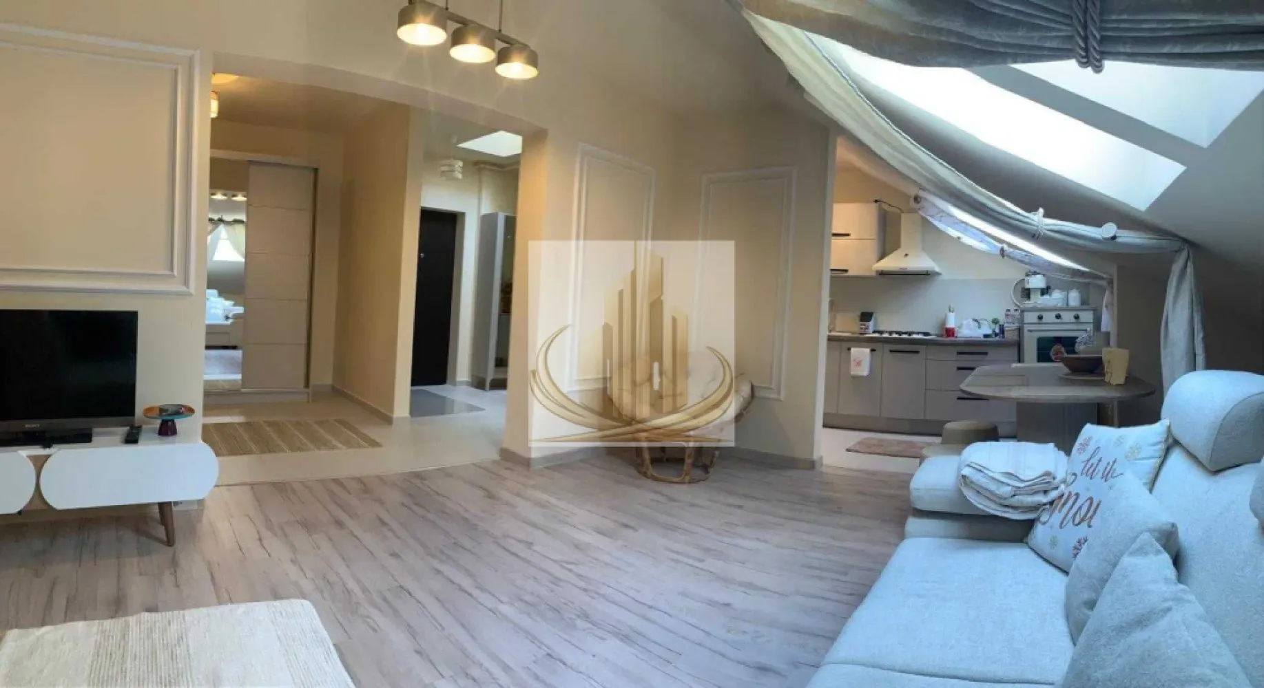 Proprietar vand apartament nou 69 mp - Grand Mobilis Imobiliare vă propune spre vânzare un apartament modern și luminos, cu o suprafață utilă de 69 mp, situat în zona Gavril Musicescu, una dintre cele mai apreciate zone rezidențiale din Timișoara.

Apartamentul este amplasat la etajul 3/3 (mansardă) al unui imobil construit în anul 2015 și beneficiază de loc de parcare propriu înscris în Cartea Funciară, un avantaj important pentru viitorii proprietari.

Poziția excelentă oferă acces rapid către principalele artere ale orașului și către numeroase puncte de interes. În imediata apropiere regăsim supermarketuri precum Lidl, Profi și Mega Image, școli și grădinițe, parcuri și spații verzi, restaurante, cafenele, farmacii, biserică și mijloace de transport în comun. De asemenea, proprietatea se află la doar câteva minute de Spitalul Județean, Shopping City Timișoara și alte zone comerciale importante.

Un aspect care diferențiază această proprietate de alte oferte disponibile pe piață este faptul că, deși apartamentul se află în prezent în stadiul „la alb”, termenul estimat de finalizare fiind de aproximativ o lună, acesta se va preda complet mobilat și utilat, exact ca în fotografiile prezentate. Este important de menționat că fotografiile sunt reale și nu reprezintă randări, oferind astfel viitorului proprietar o imagine clară asupra rezultatului final.

Compartimentare:

Living generos și luminos;
Dormitor spațios;
Zonă dedicată pentru birou;
Bucătărie open-space (cu posibilitate de inchidere) 
Baie;
Hol;

Dotări:

Centrală termică proprie;
Încălzire în pardoseală;
Mobilier realizat la comandă;
Electrocasnice incluse;
Baie complet utilată;
Loc de parcare înscris în CF, acces cu ajutorul barierei cu telecomanda

Apartamentul beneficiază de foarte multă lumină naturală și de un confort termic excelent. Deși este situat la mansardă, acesta este foarte bine izolat cu vată bazaltică, ceea ce contribuie la menținerea unei temperaturi optime atât vara, cât și iarna.

Datorită amplasării excelente, accesului facil către toate facilitățile importante ale orașului, compartimentării eficiente și cererii ridicate pentru închiriere în zonă, proprietatea reprezintă o oportunitate foarte bună atât pentru o familie sau un cuplu care își dorește o locuință modernă într-o zonă bine cotată, cât și pentru investitori care urmăresc obținerea unui randament atractiv pe termen lung. Poziția excelentă, costurile reduse de întreținere și posibilitatea personalizării încă din faza de amenajare fac din acest apartament o alegere inspirată atât pentru locuire, cât și pentru investiție.

Dacă îți dorești un apartament nou, într-o zonă excelentă, pe care să îl poți personaliza după propriul gust, această proprietate merită toată atenția ta.

Pentru mai multe informații și programarea unei vizionări, contactați echipa Grand Mobilis Imobiliare.
ID Intern: CP3187385