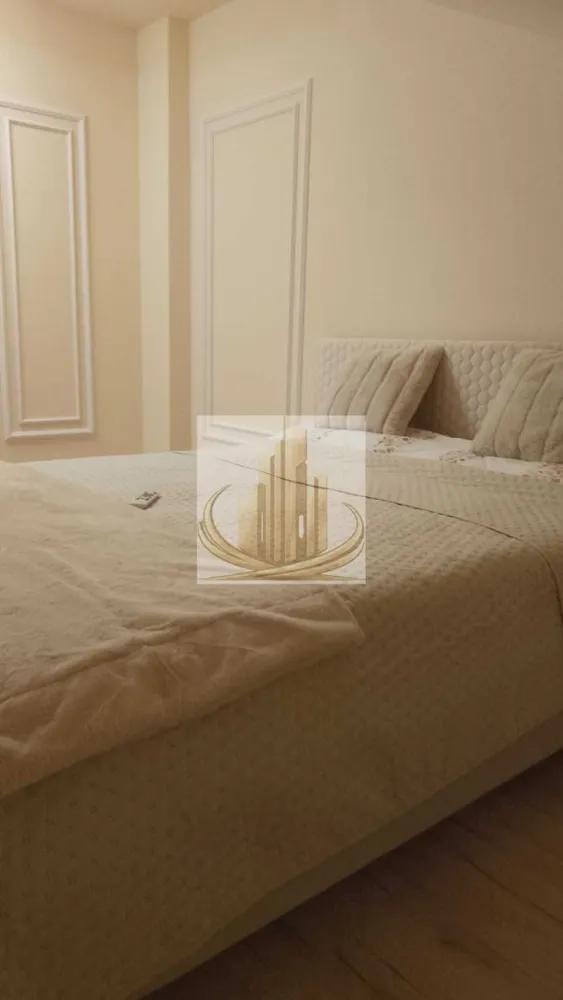Proprietar vand apartament nou 69 mp - Grand Mobilis Imobiliare vă propune spre vânzare un apartament modern și luminos, cu o suprafață utilă de 69 mp, situat în zona Gavril Musicescu, una dintre cele mai apreciate zone rezidențiale din Timișoara.

Apartamentul este amplasat la etajul 3/3 (mansardă) al unui imobil construit în anul 2015 și beneficiază de loc de parcare propriu înscris în Cartea Funciară, un avantaj important pentru viitorii proprietari.

Poziția excelentă oferă acces rapid către principalele artere ale orașului și către numeroase puncte de interes. În imediata apropiere regăsim supermarketuri precum Lidl, Profi și Mega Image, școli și grădinițe, parcuri și spații verzi, restaurante, cafenele, farmacii, biserică și mijloace de transport în comun. De asemenea, proprietatea se află la doar câteva minute de Spitalul Județean, Shopping City Timișoara și alte zone comerciale importante.

Un aspect care diferențiază această proprietate de alte oferte disponibile pe piață este faptul că, deși apartamentul se află în prezent în stadiul „la alb”, termenul estimat de finalizare fiind de aproximativ o lună, acesta se va preda complet mobilat și utilat, exact ca în fotografiile prezentate. Este important de menționat că fotografiile sunt reale și nu reprezintă randări, oferind astfel viitorului proprietar o imagine clară asupra rezultatului final.

Compartimentare:

Living generos și luminos;
Dormitor spațios;
Zonă dedicată pentru birou;
Bucătărie open-space (cu posibilitate de inchidere) 
Baie;
Hol;

Dotări:

Centrală termică proprie;
Încălzire în pardoseală;
Mobilier realizat la comandă;
Electrocasnice incluse;
Baie complet utilată;
Loc de parcare înscris în CF, acces cu ajutorul barierei cu telecomanda

Apartamentul beneficiază de foarte multă lumină naturală și de un confort termic excelent. Deși este situat la mansardă, acesta este foarte bine izolat cu vată bazaltică, ceea ce contribuie la menținerea unei temperaturi optime atât vara, cât și iarna.

Datorită amplasării excelente, accesului facil către toate facilitățile importante ale orașului, compartimentării eficiente și cererii ridicate pentru închiriere în zonă, proprietatea reprezintă o oportunitate foarte bună atât pentru o familie sau un cuplu care își dorește o locuință modernă într-o zonă bine cotată, cât și pentru investitori care urmăresc obținerea unui randament atractiv pe termen lung. Poziția excelentă, costurile reduse de întreținere și posibilitatea personalizării încă din faza de amenajare fac din acest apartament o alegere inspirată atât pentru locuire, cât și pentru investiție.

Dacă îți dorești un apartament nou, într-o zonă excelentă, pe care să îl poți personaliza după propriul gust, această proprietate merită toată atenția ta.

Pentru mai multe informații și programarea unei vizionări, contactați echipa Grand Mobilis Imobiliare.
ID Intern: CP3187385