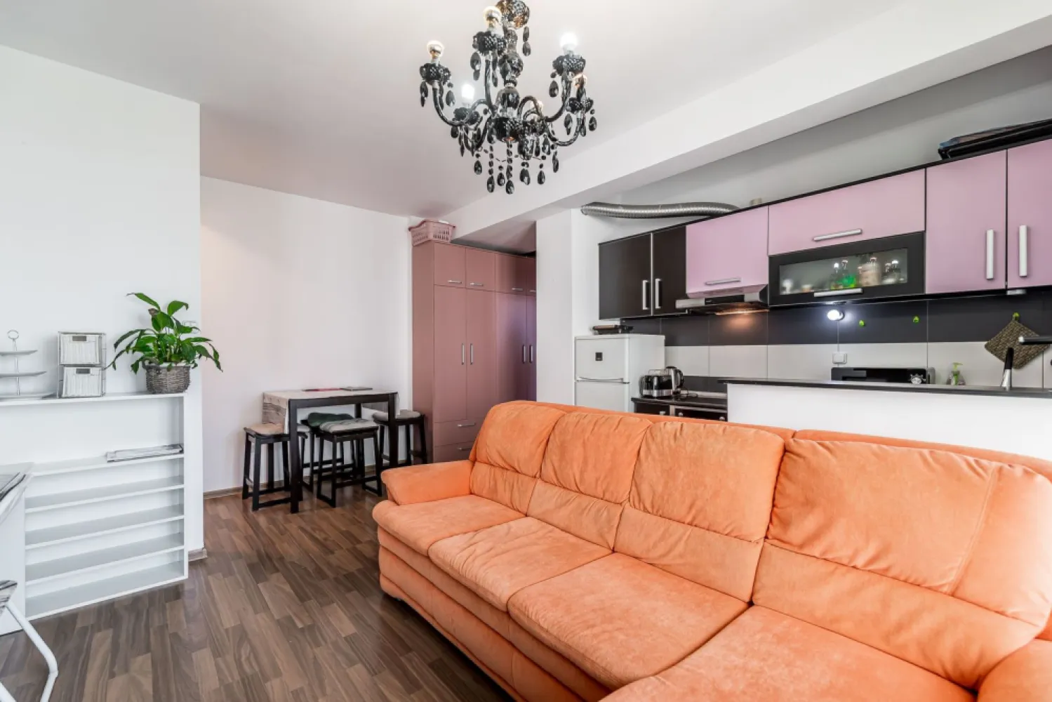 REZERVAT! Apartament 2 camere ARED UTA cu balcon 16 mp - COMISION 0 - Vă propun spre vânzare un apartament modern cu 2 camere, situat în complexul ARED UTA, într-un bloc construit în anul 2010.
Locuința are o suprafață construită de 74 mp și o suprafață utilă totală de 56 mp, fiind alcătuită din:

- sufragerie spațioasă, deschisă cu bucătăria
- dormitor confortabil
- hol
- baie cu geam
- balcon generos dispus pe toată suprafața apartamentului

Apartamentul se află la etajul 3 din 8 și beneficiază de o poziționare S-E, ceea ce îi oferă lumină naturală pe tot parcursul zilei. În plus, vederea este deschisă, neobstrucționată de alte clădiri.

Blocul este dotat cu 2 lifturi și este izolat termic, contribuind la costuri reduse de întreținere. Încălzirea se realizează pe gaz, prin centrala proprie a blocului. Apartamentul dispune și de aer condiționat pentru un confort sporit.

Datorită poziției și compartimentării, proprietatea este ideală atât pentru locuit, cât și pentru investiție – închiriere în regim hotelier sau pe termen lung.

Pentru mai multe detalii sau pentru a programa o vizionare:
📞 0755 274 519 - Daniel Hord – Consultant imobiliar

Nu dispui de toată suma? Te ajutăm noi gratuit! Îți obținem oferte de la 16 bănci.
Ai o proprietate de vânzare în Arad și vrei să știi cât valorează cu adevărat?
Sună-mă pentru o evaluare gratuită, fără obligații!

Birou: ACASĂ | Agenție imobiliară Arad
Bulevardul Decebal 2, Arad 310133