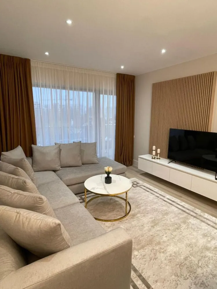 Apartament premium 3 camere zona Pipera | Piscină, Gym, Parcare - Arbore Real Estate vă propune spre închiriere un apartament cu 3 camere situat în prestigiosul ansamblu Triana Residence, Pipera – o locație premium, ideală pentru familii sau expați care doresc confort, siguranță și acces rapid la facilități esențiale.

📍 Localizare excelentă – în apropiere de:

Școli internaționale de top: American School, British School, Lycée Français "Anna de Noailles", Mark Twain, Avenor College
Universitatea Româno-Americană
Centre comerciale: Băneasa Shopping City, Jolie Ville, Strip Mall
Cluburi și facilități de lifestyle: Stejarii Country Club, World Class Jolie Ville, Atlantis Club
Pădurea Băneasa – pentru aer curat și relaxare în natură
🏢 Detalii proprietate:

Suprafață utilă: 84 mp
Compartimentare practică: living luminos, bucătărie open-space, 2 dormitoare, 2 băi, balcon
Loc de parcare subteran inclus
Mobilat modern și complet utilat
🎯 Facilități premium în complex:

Sală de fitness complet echipată
Piscină exterioară
Loc de joacă pentru copii
Zonă de relaxare privată

Disponibil din 01.03.2026 

Contract minim 12 luni
Comision agentie 50% din prima luna
Preț: 1300

📞 Disponibil imediat! Contactați-ne pentru vizionare.