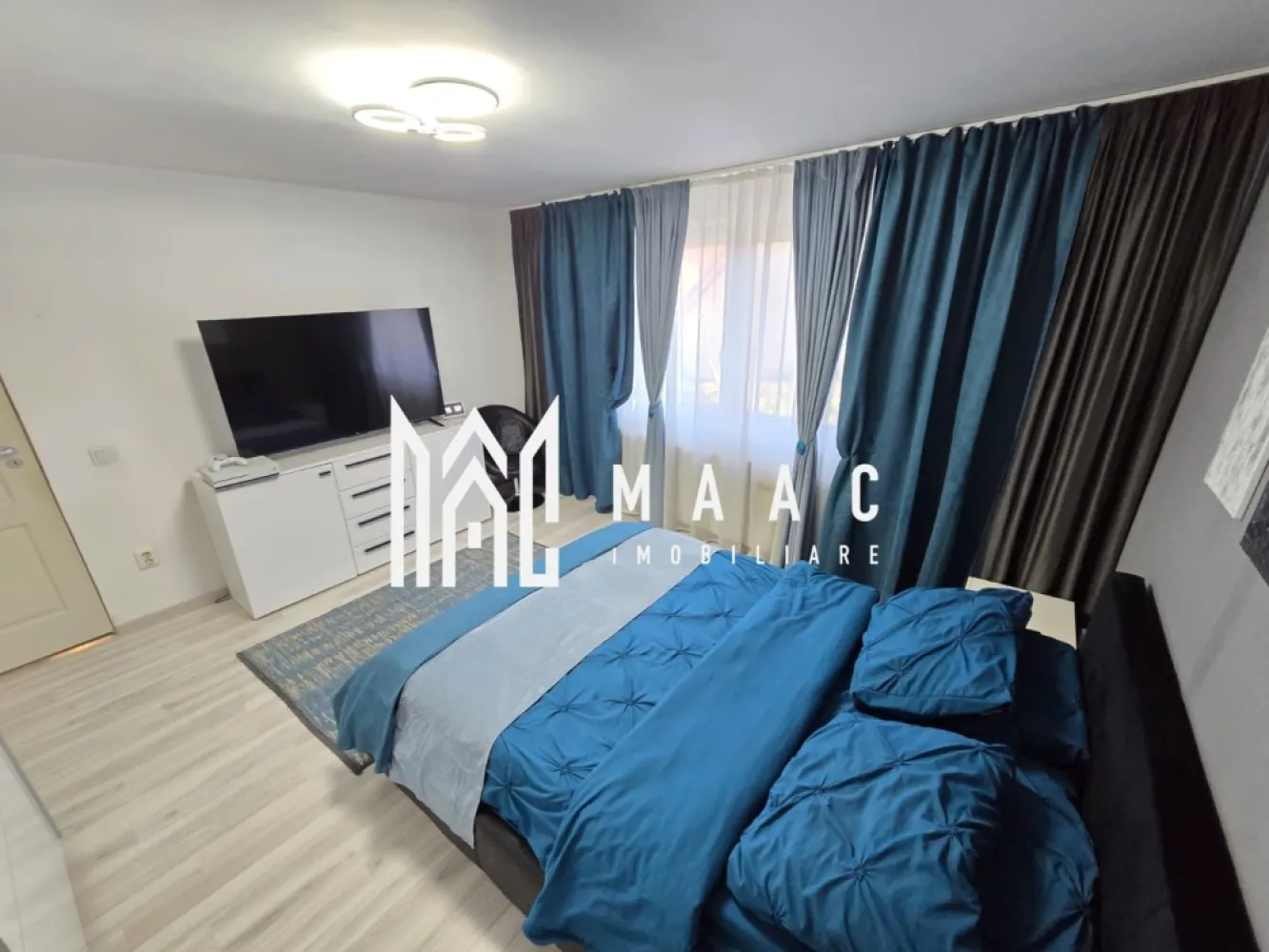 Casa 7 camere 3 bai 2 intrari Zona Garii - Două case moderne în aceeași curte de vanzare !!!

Cele două case sunt amplasate în aceeași curte, având intrări distincte și zone bine delimitate, oferind intimitate și confort sporit pretabile atat pentru 2 famii cat si pentru cei care isi doresc sa aiba activitatea de birou langa casa.

Casa din fata cu o suprafata utila de 90 mp + pivnita de 5.4 mp este compartimentata astfel :

-2 dormitoare decomandate
- baie cu cabina de dus
- Balcon cu acces in pod
- cameră la demisol amenajată pentru spălătorie si spatiu depozitare
- pivniță ideală pentru depozitare

Casa din spate cu o suprafata utila de 146 mp utili si pivnita de 11 mp este compartimentata astfel:

Parter:

Hol generos la intrare

Bucătărie separată, complet utilată cu acces in pivnita

Baie de serviciu cu geam de aerisire

iar la etaj dispune de :

Living

3 dormitoare decomandate ( unul cu iesire pe terasa de 15 mp)

Baie cu cabina de dus si geam de aerisire

Dressing spațios

Pod pentru depozitare folosit ca spațiu pentru activități sportive si recreative cu acces din hol.

Cameră de oaspeți cu acces separat de casa cu intrare din curte dotată cu șemineu pe lemne – perfectă pentru relaxare.

Camera depozitare cu acces separat din curtea interioara.

Curtea dispune de :

- Filigorie amenajată acoperita

- Bucătărie de vară complet utilată

- Cameră tehnică cu acces separat

-Baie de servici cu acces din curte .

Casa are 2 centrale separate pe gaz pentru fiecare casa in parte iar separat dispune de inca o Centrala pe lemne care încălzește ambele case ( calorifere + apa calda)

- 2 Anexe depozitare
Terasa acoperita cu loc de luat masa pentru relaxare

Avantaje cheie:

-Două case complet funcționale în aceeași curte

-Ideală pentru familii extinse sau investiție (locuire + închiriere)

-Spații generoase, compartimentare practică

-Construcții solide, bine întreținute, fara umiditate sau alte vicii ascunse .
- casele sunt izolate si au geamuri termopan
- tavane izolate cu vata bazaltica de 10 cu aluminiu si rigips .
- Sistem camere video
- acces auto
- strada linistita cu sens unic

Se accepta schimb cu penthouse , apartament sau garsoniera .

Pentru mai multe detalii specificati CP3187563 la telefon