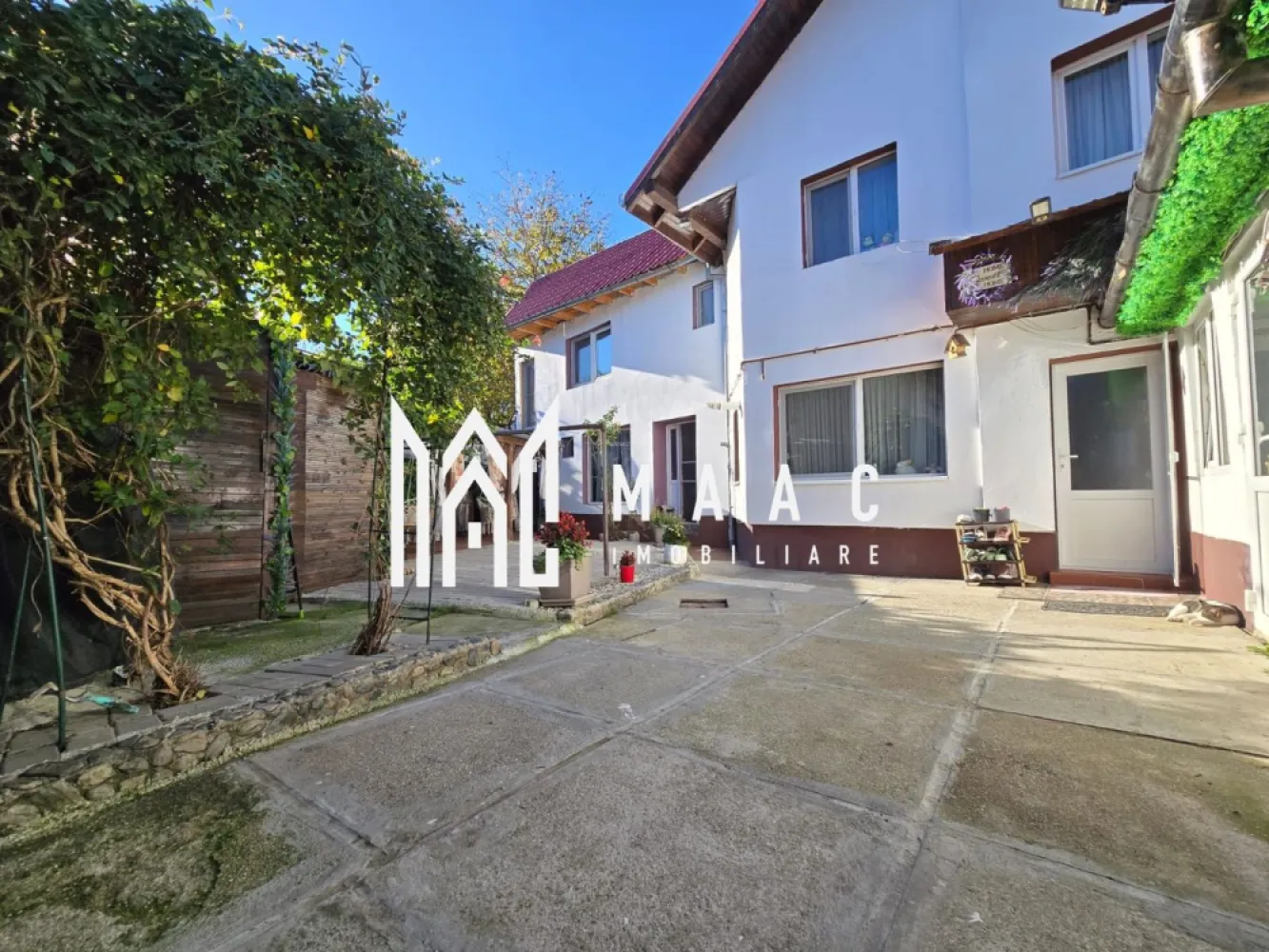 Casa 7 camere 3 bai 2 intrari Zona Garii - Două case moderne în aceeași curte de vanzare !!!

Cele două case sunt amplasate în aceeași curte, având intrări distincte și zone bine delimitate, oferind intimitate și confort sporit pretabile atat pentru 2 famii cat si pentru cei care isi doresc sa aiba activitatea de birou langa casa.

Casa din fata cu o suprafata utila de 90 mp + pivnita de 5.4 mp este compartimentata astfel :

-2 dormitoare decomandate
- baie cu cabina de dus
- Balcon cu acces in pod
- cameră la demisol amenajată pentru spălătorie si spatiu depozitare
- pivniță ideală pentru depozitare

Casa din spate cu o suprafata utila de 146 mp utili si pivnita de 11 mp este compartimentata astfel:

Parter:

Hol generos la intrare

Bucătărie separată, complet utilată cu acces in pivnita

Baie de serviciu cu geam de aerisire

iar la etaj dispune de :

Living

3 dormitoare decomandate ( unul cu iesire pe terasa de 15 mp)

Baie cu cabina de dus si geam de aerisire

Dressing spațios

Pod pentru depozitare folosit ca spațiu pentru activități sportive si recreative cu acces din hol.

Cameră de oaspeți cu acces separat de casa cu intrare din curte dotată cu șemineu pe lemne – perfectă pentru relaxare.

Camera depozitare cu acces separat din curtea interioara.

Curtea dispune de :

- Filigorie amenajată acoperita

- Bucătărie de vară complet utilată

- Cameră tehnică cu acces separat

-Baie de servici cu acces din curte .

Casa are 2 centrale separate pe gaz pentru fiecare casa in parte iar separat dispune de inca o Centrala pe lemne care încălzește ambele case ( calorifere + apa calda)

- 2 Anexe depozitare
Terasa acoperita cu loc de luat masa pentru relaxare

Avantaje cheie:

-Două case complet funcționale în aceeași curte

-Ideală pentru familii extinse sau investiție (locuire + închiriere)

-Spații generoase, compartimentare practică

-Construcții solide, bine întreținute, fara umiditate sau alte vicii ascunse .
- casele sunt izolate si au geamuri termopan
- tavane izolate cu vata bazaltica de 10 cu aluminiu si rigips .
- Sistem camere video
- acces auto
- strada linistita cu sens unic

Se accepta schimb cu penthouse , apartament sau garsoniera .

Pentru mai multe detalii specificati CP3187563 la telefon