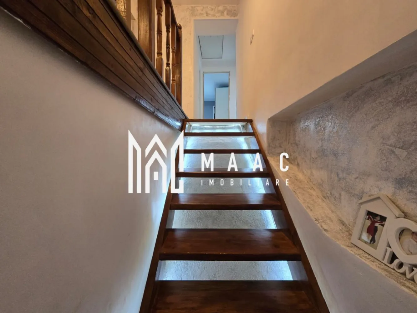 Casa 7 camere 3 bai 2 intrari Zona Garii - Două case moderne în aceeași curte de vanzare !!!

Cele două case sunt amplasate în aceeași curte, având intrări distincte și zone bine delimitate, oferind intimitate și confort sporit pretabile atat pentru 2 famii cat si pentru cei care isi doresc sa aiba activitatea de birou langa casa.

Casa din fata cu o suprafata utila de 90 mp + pivnita de 5.4 mp este compartimentata astfel :

-2 dormitoare decomandate
- baie cu cabina de dus
- Balcon cu acces in pod
- cameră la demisol amenajată pentru spălătorie si spatiu depozitare
- pivniță ideală pentru depozitare

Casa din spate cu o suprafata utila de 146 mp utili si pivnita de 11 mp este compartimentata astfel:

Parter:

Hol generos la intrare

Bucătărie separată, complet utilată cu acces in pivnita

Baie de serviciu cu geam de aerisire

iar la etaj dispune de :

Living

3 dormitoare decomandate ( unul cu iesire pe terasa de 15 mp)

Baie cu cabina de dus si geam de aerisire

Dressing spațios

Pod pentru depozitare folosit ca spațiu pentru activități sportive si recreative cu acces din hol.

Cameră de oaspeți cu acces separat de casa cu intrare din curte dotată cu șemineu pe lemne – perfectă pentru relaxare.

Camera depozitare cu acces separat din curtea interioara.

Curtea dispune de :

- Filigorie amenajată acoperita

- Bucătărie de vară complet utilată

- Cameră tehnică cu acces separat

-Baie de servici cu acces din curte .

Casa are 2 centrale separate pe gaz pentru fiecare casa in parte iar separat dispune de inca o Centrala pe lemne care încălzește ambele case ( calorifere + apa calda)

- 2 Anexe depozitare
Terasa acoperita cu loc de luat masa pentru relaxare

Avantaje cheie:

-Două case complet funcționale în aceeași curte

-Ideală pentru familii extinse sau investiție (locuire + închiriere)

-Spații generoase, compartimentare practică

-Construcții solide, bine întreținute, fara umiditate sau alte vicii ascunse .
- casele sunt izolate si au geamuri termopan
- tavane izolate cu vata bazaltica de 10 cu aluminiu si rigips .
- Sistem camere video
- acces auto
- strada linistita cu sens unic

Se accepta schimb cu penthouse , apartament sau garsoniera .

Pentru mai multe detalii specificati CP3187563 la telefon