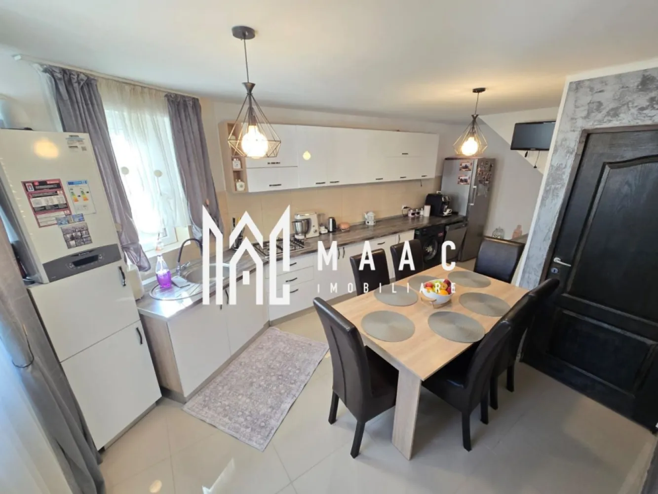 Casa 7 camere 3 bai 2 intrari Zona Garii - Două case moderne în aceeași curte de vanzare !!!

Cele două case sunt amplasate în aceeași curte, având intrări distincte și zone bine delimitate, oferind intimitate și confort sporit pretabile atat pentru 2 famii cat si pentru cei care isi doresc sa aiba activitatea de birou langa casa.

Casa din fata cu o suprafata utila de 90 mp + pivnita de 5.4 mp este compartimentata astfel :

-2 dormitoare decomandate
- baie cu cabina de dus
- Balcon cu acces in pod
- cameră la demisol amenajată pentru spălătorie si spatiu depozitare
- pivniță ideală pentru depozitare

Casa din spate cu o suprafata utila de 146 mp utili si pivnita de 11 mp este compartimentata astfel:

Parter:

Hol generos la intrare

Bucătărie separată, complet utilată cu acces in pivnita

Baie de serviciu cu geam de aerisire

iar la etaj dispune de :

Living

3 dormitoare decomandate ( unul cu iesire pe terasa de 15 mp)

Baie cu cabina de dus si geam de aerisire

Dressing spațios

Pod pentru depozitare folosit ca spațiu pentru activități sportive si recreative cu acces din hol.

Cameră de oaspeți cu acces separat de casa cu intrare din curte dotată cu șemineu pe lemne – perfectă pentru relaxare.

Camera depozitare cu acces separat din curtea interioara.

Curtea dispune de :

- Filigorie amenajată acoperita

- Bucătărie de vară complet utilată

- Cameră tehnică cu acces separat

-Baie de servici cu acces din curte .

Casa are 2 centrale separate pe gaz pentru fiecare casa in parte iar separat dispune de inca o Centrala pe lemne care încălzește ambele case ( calorifere + apa calda)

- 2 Anexe depozitare
Terasa acoperita cu loc de luat masa pentru relaxare

Avantaje cheie:

-Două case complet funcționale în aceeași curte

-Ideală pentru familii extinse sau investiție (locuire + închiriere)

-Spații generoase, compartimentare practică

-Construcții solide, bine întreținute, fara umiditate sau alte vicii ascunse .
- casele sunt izolate si au geamuri termopan
- tavane izolate cu vata bazaltica de 10 cu aluminiu si rigips .
- Sistem camere video
- acces auto
- strada linistita cu sens unic

Se accepta schimb cu penthouse , apartament sau garsoniera .

Pentru mai multe detalii specificati CP3187563 la telefon