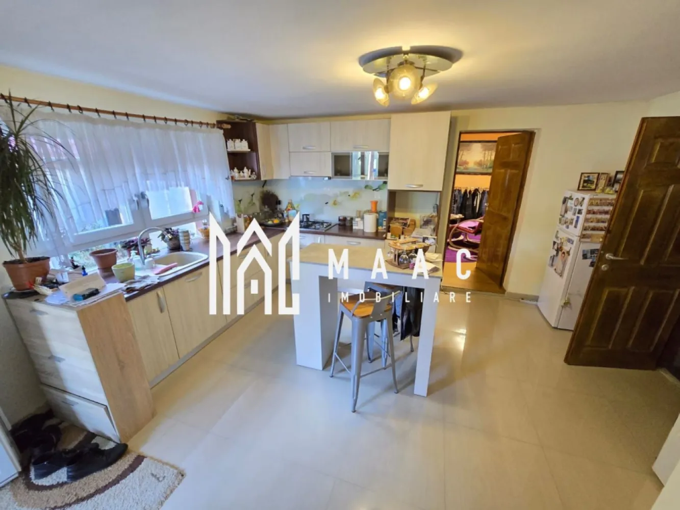 Casa 7 camere 3 bai 2 intrari Zona Garii