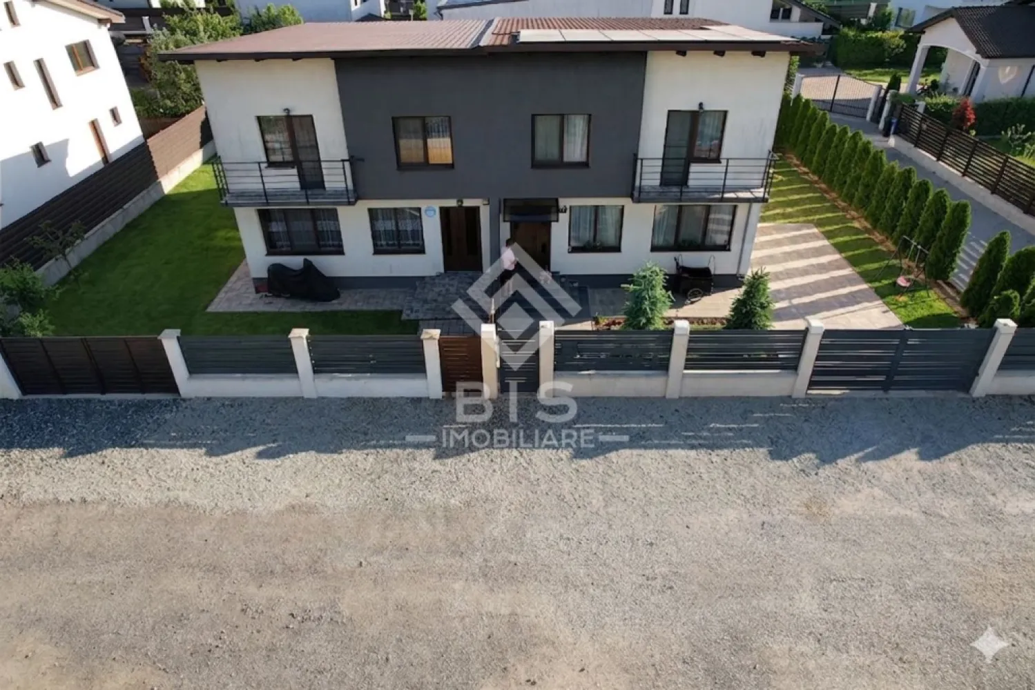 Duplex Premium 145mp Utili | Living 50mp | Zona Dedeman - Vă propunem spre vânzare un duplex deosebit, caracterizat prin spații extrem de generoase și o compartimentare inteligentă, situat pe strada Corneliu Botuș, în imediata apropiere a zonelor comerciale Dedeman și OK Shopping Center.
Dacă sunteți în căutarea unei case unde camerele nu sunt doar "standard", ci oferă un confort real, această proprietate este alegerea ideală.
Detalii Tehnice & Compartimentare:
Suprafață utilă: 145 mp (spațiu generos pentru întreaga familie).
Teren: 300 mp (3 ari) – curte privată perfectă pentru grătar sau loc de joacă.
Parter:
Living impresionant de 50 mp – o zonă de zi aerisită și luminoasă.
Bucătărie separată cu ieșire directă pe terasă.
Baie de serviciu.
Etaj:
3 Dormitoare imense: Fiecare cameră are peste 25 mp, oferind un volum de spațiu rar întâlnit.
Dressing dedicat pentru depozitare eficientă.
Baie principală spațioasă.
Proprietatea se află pe strada Corneliu Botuș, o zonă aflată în plină dezvoltare, oferind siguranță și o comunitate de calitate.
Pentru mai multe informații și vizionări, vă stau la dispoziție la numărul de telefon