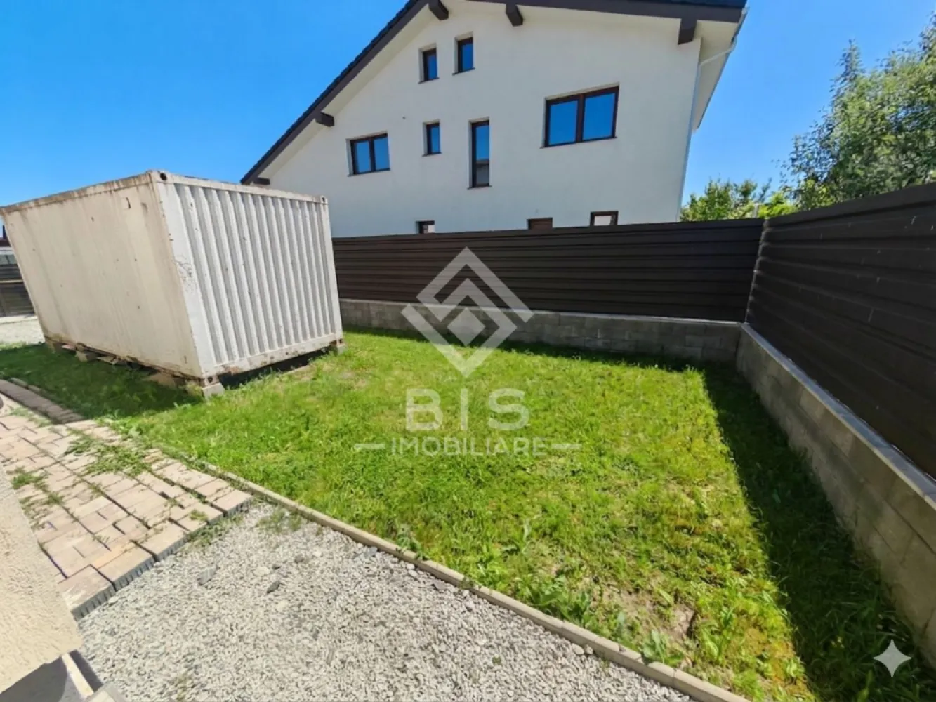 Duplex Premium 145mp Utili | Living 50mp | Zona Dedeman - Vă propunem spre vânzare un duplex deosebit, caracterizat prin spații extrem de generoase și o compartimentare inteligentă, situat pe strada Corneliu Botuș, în imediata apropiere a zonelor comerciale Dedeman și OK Shopping Center.
Dacă sunteți în căutarea unei case unde camerele nu sunt doar "standard", ci oferă un confort real, această proprietate este alegerea ideală.
Detalii Tehnice & Compartimentare:
Suprafață utilă: 145 mp (spațiu generos pentru întreaga familie).
Teren: 300 mp (3 ari) – curte privată perfectă pentru grătar sau loc de joacă.
Parter:
Living impresionant de 50 mp – o zonă de zi aerisită și luminoasă.
Bucătărie separată cu ieșire directă pe terasă.
Baie de serviciu.
Etaj:
3 Dormitoare imense: Fiecare cameră are peste 25 mp, oferind un volum de spațiu rar întâlnit.
Dressing dedicat pentru depozitare eficientă.
Baie principală spațioasă.
Proprietatea se află pe strada Corneliu Botuș, o zonă aflată în plină dezvoltare, oferind siguranță și o comunitate de calitate.
Pentru mai multe informații și vizionări, vă stau la dispoziție la numărul de telefon