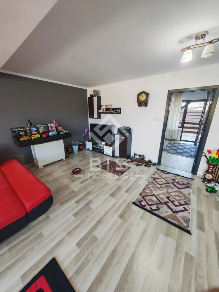 Duplex Premium 145mp Utili | Living 50mp | Zona Dedeman - Vă propunem spre vânzare un duplex deosebit, caracterizat prin spații extrem de generoase și o compartimentare inteligentă, situat pe strada Corneliu Botuș, în imediata apropiere a zonelor comerciale Dedeman și OK Shopping Center.
Dacă sunteți în căutarea unei case unde camerele nu sunt doar "standard", ci oferă un confort real, această proprietate este alegerea ideală.
Detalii Tehnice & Compartimentare:
Suprafață utilă: 145 mp (spațiu generos pentru întreaga familie).
Teren: 300 mp (3 ari) – curte privată perfectă pentru grătar sau loc de joacă.
Parter:
Living impresionant de 50 mp – o zonă de zi aerisită și luminoasă.
Bucătărie separată cu ieșire directă pe terasă.
Baie de serviciu.
Etaj:
3 Dormitoare imense: Fiecare cameră are peste 25 mp, oferind un volum de spațiu rar întâlnit.
Dressing dedicat pentru depozitare eficientă.
Baie principală spațioasă.
Proprietatea se află pe strada Corneliu Botuș, o zonă aflată în plină dezvoltare, oferind siguranță și o comunitate de calitate.
Pentru mai multe informații și vizionări, vă stau la dispoziție la numărul de telefon