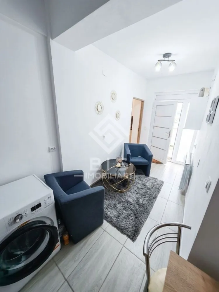 Garsonieră Modernă la Parter - în Bistrița (Cartier Unirea) - Cauți o locuință gata în care doar să îți aduci hainele sau o investiție sigură, pe termen lung, care să genereze profit din prima zi?
Această garsonieră complet renovată și decomandată reprezintă soluția ideală, fiind situată într-o zonă accesibilă pe Strada Bisericii, nr. 285 (zona Unirea).

Detalii Tehnice & Avantaje:
•. Suprafață utilă: 38 mp – spațiu generos, excelent compartimentat și luminos.
Localizare: Parter – acces facil, ideal pentru familii tinere, persoane în vârstă sau închirieri de lungă durată/regim hotelier.
•. Stare proprietate: Renovată în totalitate de 2 ani, finisaje moderne, instalații noi și centrală termică proprie.
•. Mobilată și utilată complet: Se predă exact așa cum se vede în poze (frigider modern, mașină de spălat, aragaz, cuptor cu microunde, mobilier dormitor, living primitor).
•. Situație juridică: CF separat, proprietate liberă de sarcini, pregătită pentru vânzare imediată.

•. Facilități și Confort:
Transport excelent: Stația de autobuz este chiar lângă imobil, asigurând o legătură rapidă și directă cu restul orașului Bistrița.
Curte exterioară frumos amenajată: Imobilul beneficiază de o zonă verde îngrijită și curte pavată.

- Suport financiar inclus: Îți oferim asistență gratuită prin broker de credite partener pentru 3 bănci de top din Bistrița (BT, BRD, UniCredit) ca să obții aprobarea rapid și simplu!
°•`Sună acum și stabilește o vizionare înainte să fie rezervată!