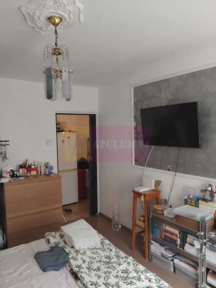 Garsoniera in Crangasi - Agentia Imobiliara Apulum 94

Ofera spre vanzare garsoniera situata in cartierul Crangasi, intr-o zona foarte bine conectata, la doar cateva minute de mers pe jos de Crangasi Metro Station, precum si de multiple mijloace de transport STB.

Proprietatea are o suprafata de 26 mp si este amplasata la etajul 2din 4 oferind o vedere deschisa si luminozitate pe tot parcursul zilei.

Garsoniera este dotata cu usa metalica si ferestre termopan, interior renovat acum 2ani gresie.faianta.parchet instalati sanitare etc.se vinde complet mobilata frigider.aragaz.masina de spalat.tv.etc.

Zona este una foarte apreciata, avand in apropiere Parcul Crangasi, Lacul Morii, Piata Crangasi, supermarketuri, farmacii, banci si alte facilitati, ceea ce face proprietatea ideala atat pentru locuit, cat si pentru investitie.

Datorita pozitiei si accesului la metrou, garsoniera reprezinta o oportunitate foarte buna pentru inchiriere, sau locuire

In prezent garsoniera este inchiriata

Acte pregatite pentru vanzare.