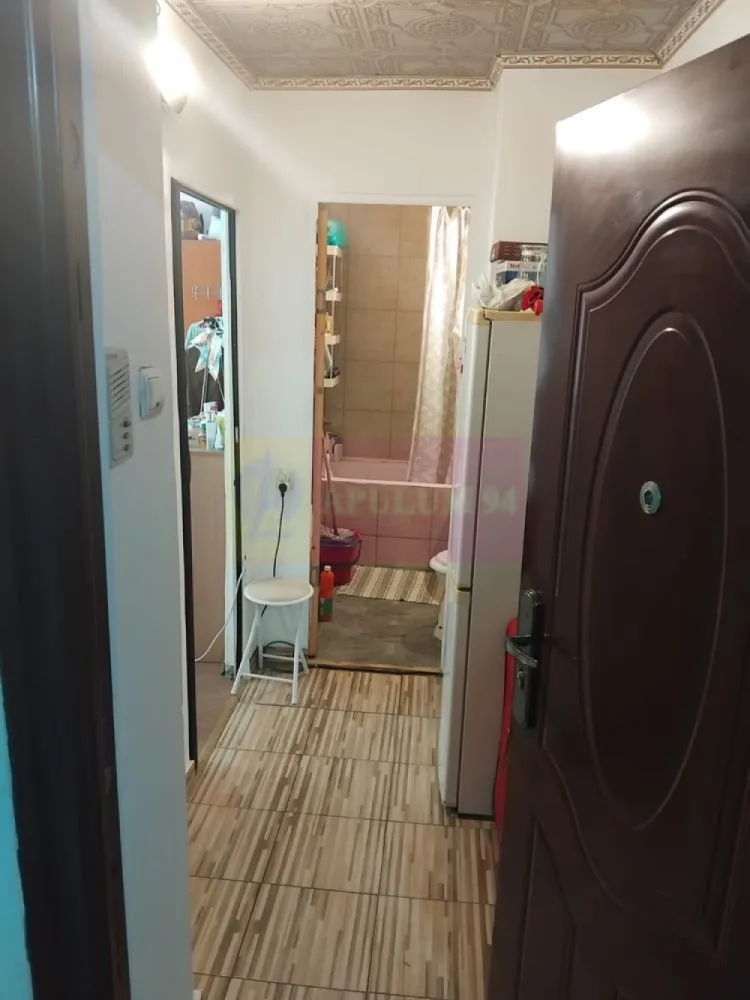 Garsoniera in Crangasi - Agentia Imobiliara Apulum 94

Ofera spre vanzare garsoniera situata in cartierul Crangasi, intr-o zona foarte bine conectata, la doar cateva minute de mers pe jos de Crangasi Metro Station, precum si de multiple mijloace de transport STB.

Proprietatea are o suprafata de 26 mp si este amplasata la etajul 2din 4 oferind o vedere deschisa si luminozitate pe tot parcursul zilei.

Garsoniera este dotata cu usa metalica si ferestre termopan, interior renovat acum 2ani gresie.faianta.parchet instalati sanitare etc.se vinde complet mobilata frigider.aragaz.masina de spalat.tv.etc.

Zona este una foarte apreciata, avand in apropiere Parcul Crangasi, Lacul Morii, Piata Crangasi, supermarketuri, farmacii, banci si alte facilitati, ceea ce face proprietatea ideala atat pentru locuit, cat si pentru investitie.

Datorita pozitiei si accesului la metrou, garsoniera reprezinta o oportunitate foarte buna pentru inchiriere, sau locuire

In prezent garsoniera este inchiriata

Acte pregatite pentru vanzare.
