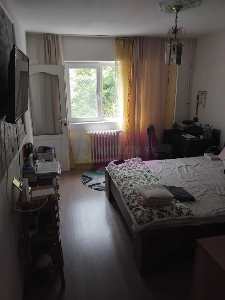 Garsoniera in Crangasi - Agentia Imobiliara Apulum 94

Ofera spre vanzare garsoniera situata in cartierul Crangasi, intr-o zona foarte bine conectata, la doar cateva minute de mers pe jos de Crangasi Metro Station, precum si de multiple mijloace de transport STB.

Proprietatea are o suprafata de 26 mp si este amplasata la etajul 2din 4 oferind o vedere deschisa si luminozitate pe tot parcursul zilei.

Garsoniera este dotata cu usa metalica si ferestre termopan, interior renovat acum 2ani gresie.faianta.parchet instalati sanitare etc.se vinde complet mobilata frigider.aragaz.masina de spalat.tv.etc.

Zona este una foarte apreciata, avand in apropiere Parcul Crangasi, Lacul Morii, Piata Crangasi, supermarketuri, farmacii, banci si alte facilitati, ceea ce face proprietatea ideala atat pentru locuit, cat si pentru investitie.

Datorita pozitiei si accesului la metrou, garsoniera reprezinta o oportunitate foarte buna pentru inchiriere, sau locuire

In prezent garsoniera este inchiriata

Acte pregatite pentru vanzare.