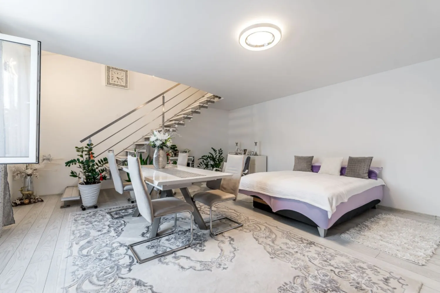 Casa 4 camere - langa str. Petru Rares, Gradiste - COMISION 0 - Îți dorești o locuință spațioasă, într-o zonă liniștită, dar aproape de toate facilitățile importante? Această proprietate din Grădiște, situată la doar 50 de metri de strada Petru Rareș, poate fi alegerea ideală pentru familia ta.

✨ Complet renovată, casa este compusă din două corpuri de clădire, oferind spațiu, confort și flexibilitate pentru o familie numeroasă sau pentru cei care își doresc zone de locuit separate.

🏠 Compartimentare:
✔️ Corp principal: 3 camere, bucătărie și baie
✔️ Corp secundar: 1 cameră, hol, bucătărie, baie și 2 spații de depozitare

🔝 Un avantaj important este podul pregătit pentru mansardare, oferind posibilitatea extinderii spațiului locuibil în viitor.

🌳 Exteriorul completează perfect proprietatea:
✔️ Acces auto în curte
✔️ Poartă acționată electric
✔️ Garaj
✔️ Grădină cu seră

📍 Locație excelentă, aproape de magazine, școli, transport în comun și toate facilitățile necesare unui trai confortabil.
👨‍👩‍👧‍👦 Ideală pentru o familie numeroasă care își dorește spațiu, intimitate și confort într-o zonă apreciată a Aradului.

📞 Pentru mai multe detalii și programarea unei vizionări:
0755 274 519 - Daniel Hord – Consultant Imobiliar.

Nu dispui de toată suma? Te ajutăm noi gratuit! Îți obținem oferte de la 16 bănci.
Ai o proprietate de vânzare în Arad și vrei să știi cât valorează cu adevărat?
Sună-mă pentru o evaluare gratuită, fără obligații!

Birou: ACASĂ | Agenție imobiliară Arad
Bulevardul Decebal 2, Arad 310133