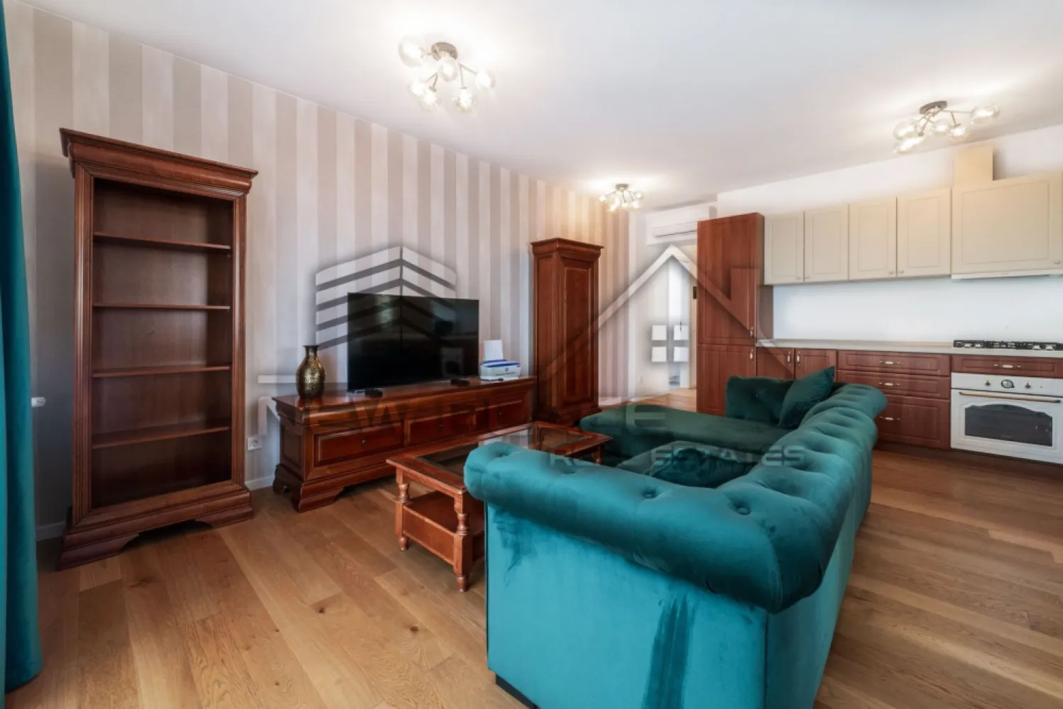 Aviatiei Park | Apartament deosebit | Vedere curtea interioara | Lux - New Place Real Estate Company va propune spre inchiriere un apartament deosebit, situat intr-un imobil rezidential nou din zona Aviatiei-Herastrau.

Apartamentul are 2 camere si are o suprafata utila totala de 57.29 mp, din care suprafata utila de 52.39 mp si balcon de 4.90 mp.

Apartamentul dispune de un loc de parcare situat la subteran.

Apartamentul este complet mobilat si utilat cu mobilier la standarde de lux si este compartimentat astfel:
living cu bucatarie open space cu o suprafata de 31.16 mp, dormitor cu o suprafata de 14.11 mp, baie cu o suprafata de 3.51 mp, un hol cu o suprafata de 3.61 mp si un balcon de 4.90 mp.

Paza si supraveghere video 24/7.

Complexul Aviației Park se afla la numai opt minute de mers pe jos de Parcul Herastrau. Drumul spre parc se face pe o alee care uneste Complexul de Strada Grigore Gafencu, evitandu-se astfel traversarea Bulevardelor Alexandru Serbanescu si Nicolae Caranfil. Vecinatatea Parcului Herastrau reprezinta un avantaj pentru toti cei care doresc sa aiba acces rapid la natura si aer curat, precum si la toate facilitatile de recreere si miscare pentru adulti si copii pe care le ofera un spatiu verde generos precum Parcul Herastrau. Mai mult de jumatate din suprafata Complexului este rezervata spatiilor verzi. Din cei 15.000 de metri patrati de teren, doar 3.700 de metri patrati sunt ocupati de amprenta celor patru cladiri, restul de peste 11.000 de metri sunt dedicati vegetatiei, piatetei si aleilor pietonale cu aliniamente de copaci si plante perene, totul conceput pentru a crea o atmosfera armonioasa si prietenoasa, asa cum trebuie sa fie acasa. Complexul Aviatiei Park cuprinde doua corpuri de locuinte avand 176, respectiv 195 de apartamente, fiind un ansamblu rezidential cu circuit inchis, ale carui corpuri de locuinte sunt unite intre ele prin alei de circulatie, piatete si spatii verzi.

Atat apartamentul cat si spatiile comune ale intregului imobil beneficiaza de finisaje de calitate superioara de lux.

Pentru mai multe detalii sau oferte similare, nu ezitati sa ne contactati.

Aceasta oferta apartine New Place Real Estate Company.