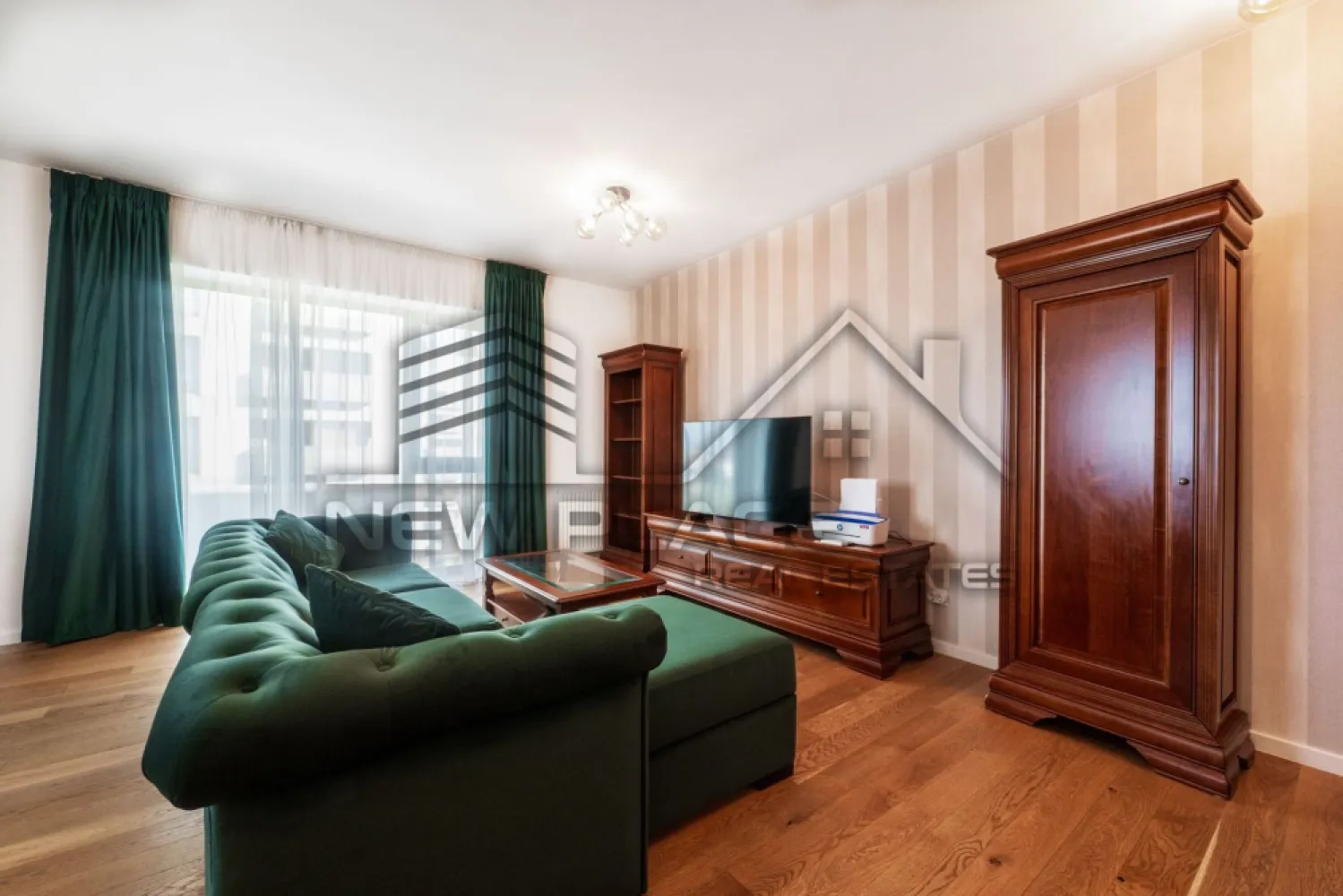 Aviatiei Park | Apartament deosebit | Vedere curtea interioara | Lux - New Place Real Estate Company va propune spre inchiriere un apartament deosebit, situat intr-un imobil rezidential nou din zona Aviatiei-Herastrau.

Apartamentul are 2 camere si are o suprafata utila totala de 57.29 mp, din care suprafata utila de 52.39 mp si balcon de 4.90 mp.

Apartamentul dispune de un loc de parcare situat la subteran.

Apartamentul este complet mobilat si utilat cu mobilier la standarde de lux si este compartimentat astfel:
living cu bucatarie open space cu o suprafata de 31.16 mp, dormitor cu o suprafata de 14.11 mp, baie cu o suprafata de 3.51 mp, un hol cu o suprafata de 3.61 mp si un balcon de 4.90 mp.

Paza si supraveghere video 24/7.

Complexul Aviației Park se afla la numai opt minute de mers pe jos de Parcul Herastrau. Drumul spre parc se face pe o alee care uneste Complexul de Strada Grigore Gafencu, evitandu-se astfel traversarea Bulevardelor Alexandru Serbanescu si Nicolae Caranfil. Vecinatatea Parcului Herastrau reprezinta un avantaj pentru toti cei care doresc sa aiba acces rapid la natura si aer curat, precum si la toate facilitatile de recreere si miscare pentru adulti si copii pe care le ofera un spatiu verde generos precum Parcul Herastrau. Mai mult de jumatate din suprafata Complexului este rezervata spatiilor verzi. Din cei 15.000 de metri patrati de teren, doar 3.700 de metri patrati sunt ocupati de amprenta celor patru cladiri, restul de peste 11.000 de metri sunt dedicati vegetatiei, piatetei si aleilor pietonale cu aliniamente de copaci si plante perene, totul conceput pentru a crea o atmosfera armonioasa si prietenoasa, asa cum trebuie sa fie acasa. Complexul Aviatiei Park cuprinde doua corpuri de locuinte avand 176, respectiv 195 de apartamente, fiind un ansamblu rezidential cu circuit inchis, ale carui corpuri de locuinte sunt unite intre ele prin alei de circulatie, piatete si spatii verzi.

Atat apartamentul cat si spatiile comune ale intregului imobil beneficiaza de finisaje de calitate superioara de lux.

Pentru mai multe detalii sau oferte similare, nu ezitati sa ne contactati.

Aceasta oferta apartine New Place Real Estate Company.