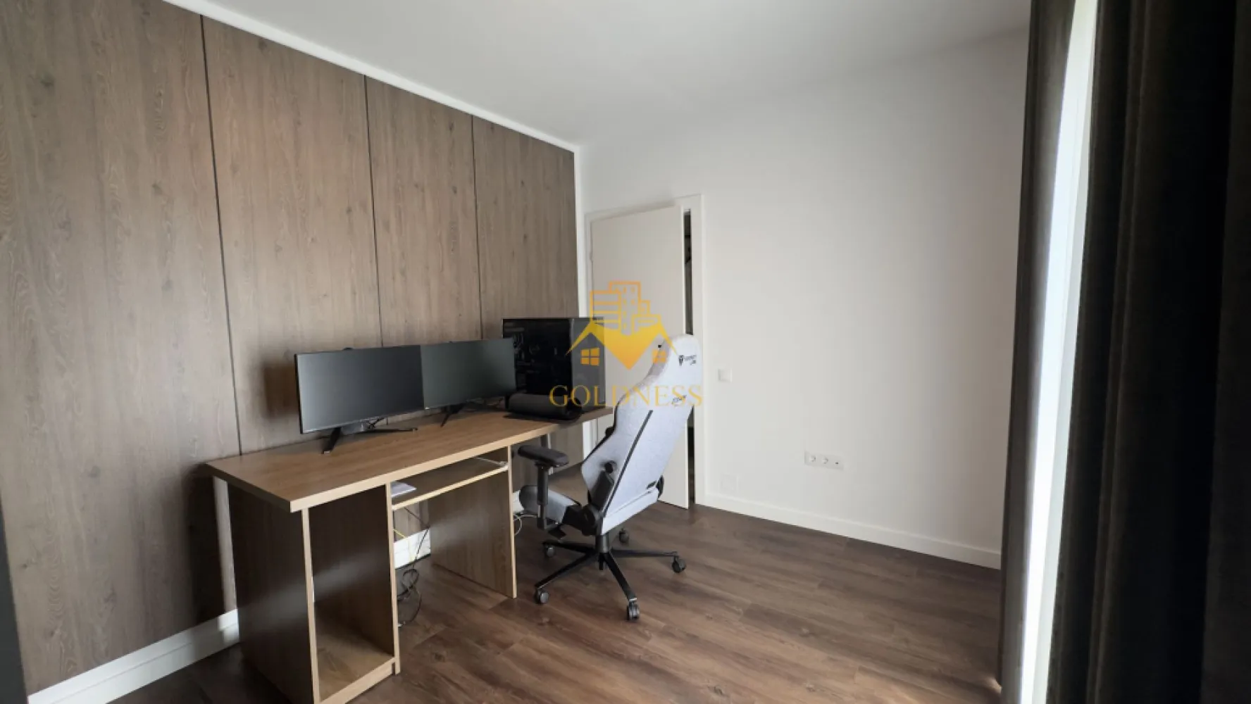 3 camere, 2 bai, parcare, bloc nou, Floresti, Tineretului, Avram Iancu - GOLDNESS Imobiliare vă propune spre închiriere un apartament cu 3 camere complet mobilat și utilat, la etajul 3 într-un imobil de 5 etaje, în Floresti. 
Apartamentul este compartimentat astfel:
 - dormitor cu pat matrimonial, dressing, noptiere, TV
 - dormitor amenajat ca birou
 - living cu bucatarie open-space complet utilată, canapea extensibila, loc de servit masa, TV
 - baie cu cabina de dus, port prosop și dulap pentru depozitare.
 - baie de serviciu
 - balcon de 3 mp.
 - logie de 5 mp

Imobilul este dotat cu toate cele necesare- centrală proprie, mașină de spălat haine, masina de spalat vase, frigider, plită electrică, hotă, etc. 
Se află în apropierea stațiilor de transport în comun, magazine, restaurante, spații verzi, farmacii, etc. 
Dispune de parcare subterana!

Dacă sunteți interesați de acest apartament și doriți să îl vizionați, dar și pentru alte oferte sau detalii nu ezitați să ne contactați telefonic sau prin e-mail - goldnessimobiliare@gmail.com. Vă stăm la dispoziție!