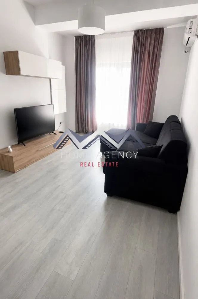 Apartament 3 camere Otopeni | bucătărie închisă - Vă propunem, spre închiriere, un apartament cu 3 camere, complet mobilat și utilat, situat la etajul 1 al unui imobil nou cu regim de înălțime P+4, prevăzut cu lift, într-o zonă apreciată din Otopeni, cu acces rapid către toate facilitățile necesare unui stil de viață confortabil.

Locuința este luminoasă și beneficiază de o compartimentare practică, fiind o alegere potrivită atât pentru o familie, cât și pentru un cuplu sau pentru două persoane care doresc să împartă locuința, beneficiind de confort și funcționalitate în utilizarea spațiului.

Apartamentul este compus dintr-un living luminos, cu zonă de relaxare și dining, o bucătărie închisă, complet mobilată și utilată, două dormitoare confortabile, fiecare cu acces către propriul balcon, precum și două băi – o baie principală dotată cu cadă și un grup sanitar de serviciu. Cele două balcoane completează armonios locuința, oferind un plus de confort și funcționalitate.

Unul dintre principalele avantaje ale proprietății îl reprezintă amplasarea excelentă. În imediata apropiere se regăsesc Lidl și Mega Image (la aproximativ 1 minut de mers pe jos), Penny Market, restaurante, farmacii, stație de autobuz, școli și grădinițe de stat și private, terenuri de tenis, benzinării, precum și acces facil către DN1 și Aeroportul Internațional Henri Coandă.

Apartamentul se închiriază complet mobilat și utilat, fiind disponibil pentru mutare imediată.

Dacă sunteți în căutarea unei locuințe într-un bloc nou, bine compartimentată și amplasată într-o zonă cu acces rapid către toate punctele de interes, vă invităm să programați o vizionare!