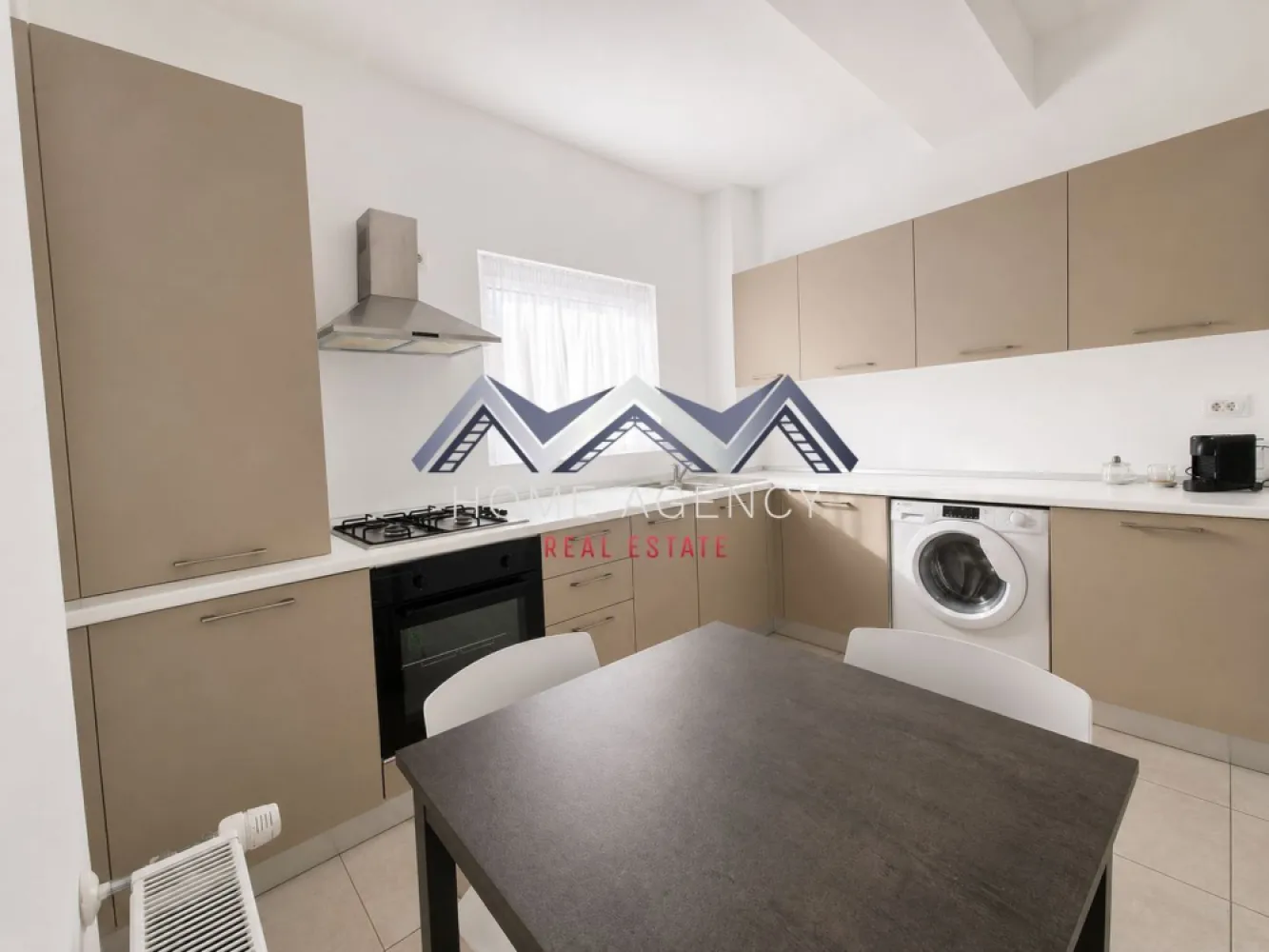 Apartament 3 camere Otopeni | bucătărie închisă - Vă propunem, spre închiriere, un apartament cu 3 camere, complet mobilat și utilat, situat la etajul 1 al unui imobil nou cu regim de înălțime P+4, prevăzut cu lift, într-o zonă apreciată din Otopeni, cu acces rapid către toate facilitățile necesare unui stil de viață confortabil.

Locuința este luminoasă și beneficiază de o compartimentare practică, fiind o alegere potrivită atât pentru o familie, cât și pentru un cuplu sau pentru două persoane care doresc să împartă locuința, beneficiind de confort și funcționalitate în utilizarea spațiului.

Apartamentul este compus dintr-un living luminos, cu zonă de relaxare și dining, o bucătărie închisă, complet mobilată și utilată, două dormitoare confortabile, fiecare cu acces către propriul balcon, precum și două băi – o baie principală dotată cu cadă și un grup sanitar de serviciu. Cele două balcoane completează armonios locuința, oferind un plus de confort și funcționalitate.

Unul dintre principalele avantaje ale proprietății îl reprezintă amplasarea excelentă. În imediata apropiere se regăsesc Lidl și Mega Image (la aproximativ 1 minut de mers pe jos), Penny Market, restaurante, farmacii, stație de autobuz, școli și grădinițe de stat și private, terenuri de tenis, benzinării, precum și acces facil către DN1 și Aeroportul Internațional Henri Coandă.

Apartamentul se închiriază complet mobilat și utilat, fiind disponibil pentru mutare imediată.

Dacă sunteți în căutarea unei locuințe într-un bloc nou, bine compartimentată și amplasată într-o zonă cu acces rapid către toate punctele de interes, vă invităm să programați o vizionare!