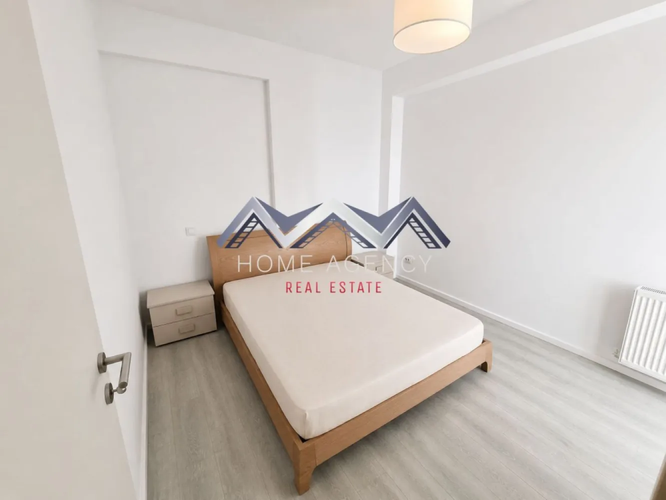 Apartament 3 camere Otopeni | bucătărie închisă - Vă propunem, spre închiriere, un apartament cu 3 camere, complet mobilat și utilat, situat la etajul 1 al unui imobil nou cu regim de înălțime P+4, prevăzut cu lift, într-o zonă apreciată din Otopeni, cu acces rapid către toate facilitățile necesare unui stil de viață confortabil.

Locuința este luminoasă și beneficiază de o compartimentare practică, fiind o alegere potrivită atât pentru o familie, cât și pentru un cuplu sau pentru două persoane care doresc să împartă locuința, beneficiind de confort și funcționalitate în utilizarea spațiului.

Apartamentul este compus dintr-un living luminos, cu zonă de relaxare și dining, o bucătărie închisă, complet mobilată și utilată, două dormitoare confortabile, fiecare cu acces către propriul balcon, precum și două băi – o baie principală dotată cu cadă și un grup sanitar de serviciu. Cele două balcoane completează armonios locuința, oferind un plus de confort și funcționalitate.

Unul dintre principalele avantaje ale proprietății îl reprezintă amplasarea excelentă. În imediata apropiere se regăsesc Lidl și Mega Image (la aproximativ 1 minut de mers pe jos), Penny Market, restaurante, farmacii, stație de autobuz, școli și grădinițe de stat și private, terenuri de tenis, benzinării, precum și acces facil către DN1 și Aeroportul Internațional Henri Coandă.

Apartamentul se închiriază complet mobilat și utilat, fiind disponibil pentru mutare imediată.

Dacă sunteți în căutarea unei locuințe într-un bloc nou, bine compartimentată și amplasată într-o zonă cu acces rapid către toate punctele de interes, vă invităm să programați o vizionare!