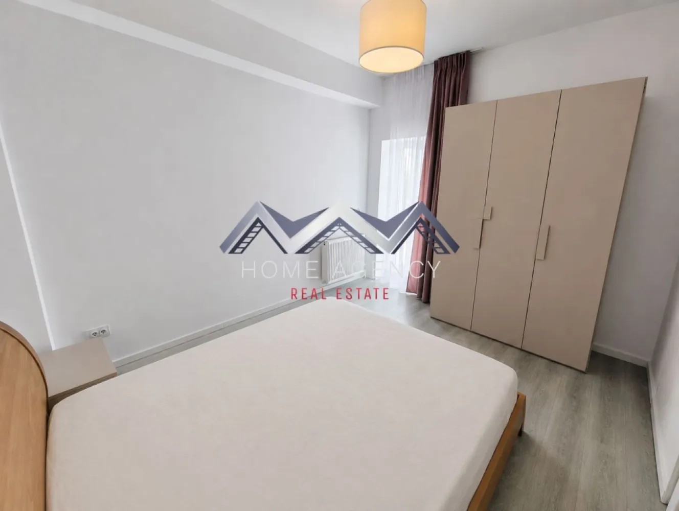 Apartament 3 camere Otopeni | bucătărie închisă - Vă propunem, spre închiriere, un apartament cu 3 camere, complet mobilat și utilat, situat la etajul 1 al unui imobil nou cu regim de înălțime P+4, prevăzut cu lift, într-o zonă apreciată din Otopeni, cu acces rapid către toate facilitățile necesare unui stil de viață confortabil.

Locuința este luminoasă și beneficiază de o compartimentare practică, fiind o alegere potrivită atât pentru o familie, cât și pentru un cuplu sau pentru două persoane care doresc să împartă locuința, beneficiind de confort și funcționalitate în utilizarea spațiului.

Apartamentul este compus dintr-un living luminos, cu zonă de relaxare și dining, o bucătărie închisă, complet mobilată și utilată, două dormitoare confortabile, fiecare cu acces către propriul balcon, precum și două băi – o baie principală dotată cu cadă și un grup sanitar de serviciu. Cele două balcoane completează armonios locuința, oferind un plus de confort și funcționalitate.

Unul dintre principalele avantaje ale proprietății îl reprezintă amplasarea excelentă. În imediata apropiere se regăsesc Lidl și Mega Image (la aproximativ 1 minut de mers pe jos), Penny Market, restaurante, farmacii, stație de autobuz, școli și grădinițe de stat și private, terenuri de tenis, benzinării, precum și acces facil către DN1 și Aeroportul Internațional Henri Coandă.

Apartamentul se închiriază complet mobilat și utilat, fiind disponibil pentru mutare imediată.

Dacă sunteți în căutarea unei locuințe într-un bloc nou, bine compartimentată și amplasată într-o zonă cu acces rapid către toate punctele de interes, vă invităm să programați o vizionare!