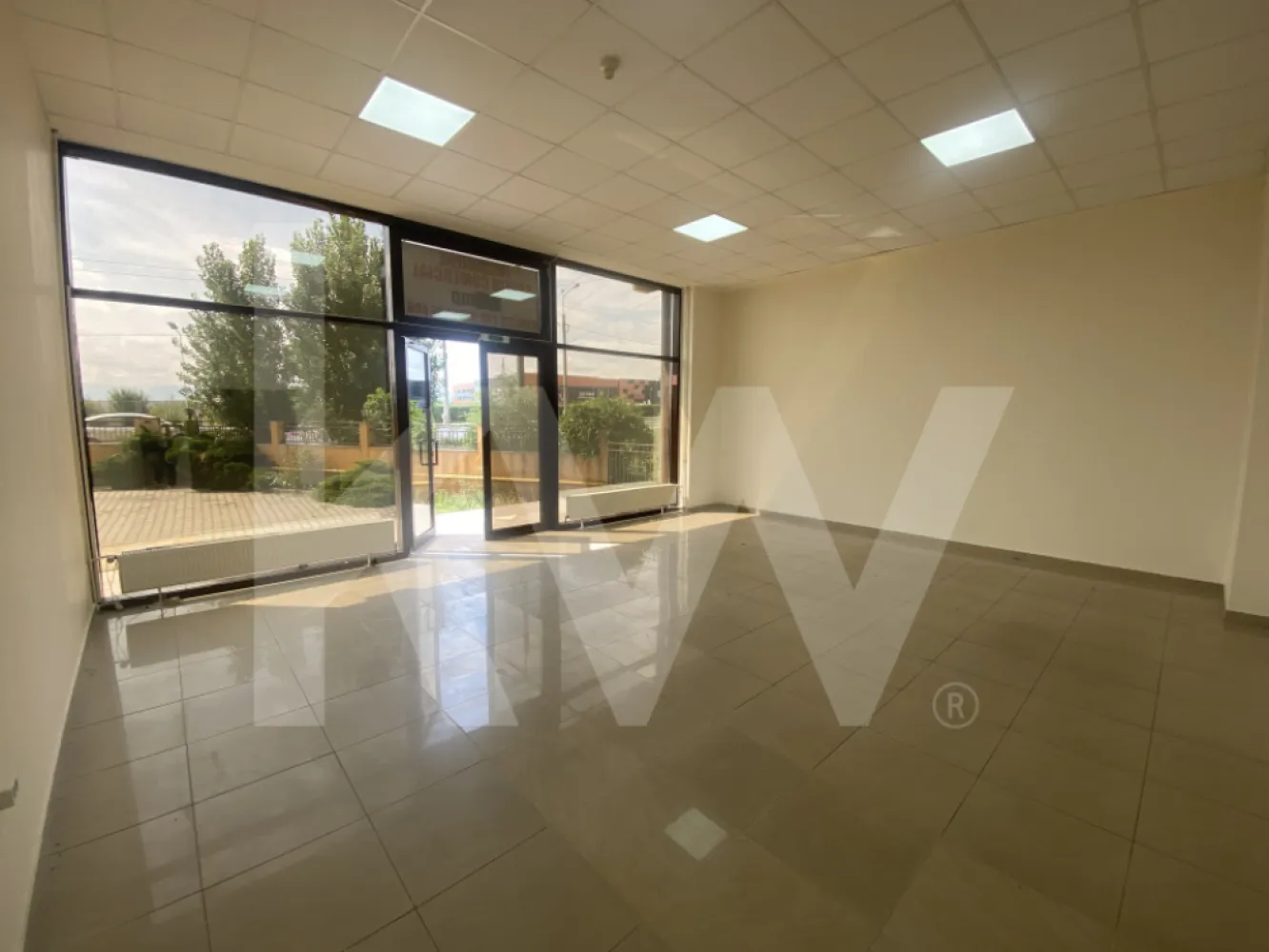 Spatiu comercial de inchiriat 132mp stradal 2 camere Turnisor Sibiu - Oportunitate Unica de Afaceri – Spatiu comercial de inchiriat 132mp stradal 2 camere Turnisor Sibiu
Afacerea ta merita mai mult. Iti prezentam un spatiu comercial ideal pentru succes, situat in zona Soseaua Alba Iulia, una dintre cele mai circulate artere din Sibiu. Vizibil, spatios si pregatit imediat pentru activitate, acest spatiu este exact ce cauti.
Avantaje cheie:
Suprafata generoasa: 132 mp utili impartiti in 2 incaperi, perfect pentru showroom, birouri, clinica, magazin sau sediu reprezentativ.
Deschidere stradala de 7,5 metri: Vizibilitate maxima pentru brandul tau, exact acolo unde conteaza.
Acces si parcare: 6 locuri de parcare incluse, chiar in fata spatiului – un mare plus pentru clienti si angajati.
Pozitie excelenta: Situat in imediata apropiere a Aeroportului din Sibiu – flux continuu de trecatori si locatari.
Finisat complet si disponibil imediat: Nu mai astepti nimic, poti sa deschizi in timp record.

De ce este acesta un spatiu de inchiriat potrivit pentru afacerea ta?
Pentru ca iti ofera vizibilitate, flexibilitate, acces usor si un mediu modern. Pentru ca esti aproape de clienti si pentru ca fiecare zi in plus inseamna potential de crestere.

Programeaza o vizionare si fa primul pas spre extinderea sau lansarea afacerii tale. Locatia potrivita face diferenta. Iar acest spatiu o poate face.