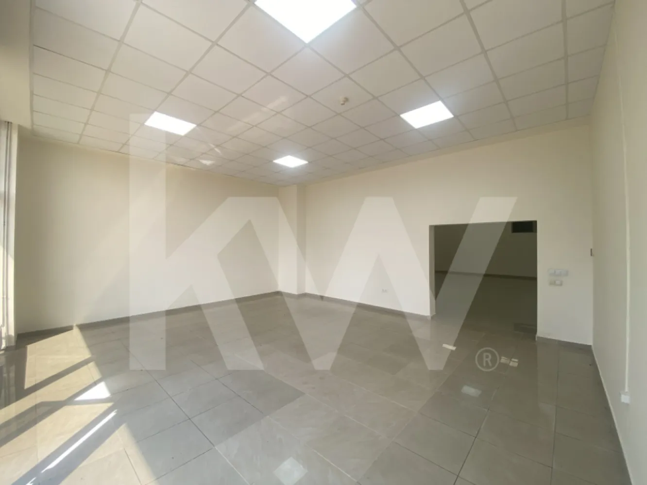 Spatiu comercial de inchiriat 132mp stradal 2 camere Turnisor Sibiu - Oportunitate Unica de Afaceri – Spatiu comercial de inchiriat 132mp stradal 2 camere Turnisor Sibiu
Afacerea ta merita mai mult. Iti prezentam un spatiu comercial ideal pentru succes, situat in zona Soseaua Alba Iulia, una dintre cele mai circulate artere din Sibiu. Vizibil, spatios si pregatit imediat pentru activitate, acest spatiu este exact ce cauti.
Avantaje cheie:
Suprafata generoasa: 132 mp utili impartiti in 2 incaperi, perfect pentru showroom, birouri, clinica, magazin sau sediu reprezentativ.
Deschidere stradala de 7,5 metri: Vizibilitate maxima pentru brandul tau, exact acolo unde conteaza.
Acces si parcare: 6 locuri de parcare incluse, chiar in fata spatiului – un mare plus pentru clienti si angajati.
Pozitie excelenta: Situat in imediata apropiere a Aeroportului din Sibiu – flux continuu de trecatori si locatari.
Finisat complet si disponibil imediat: Nu mai astepti nimic, poti sa deschizi in timp record.

De ce este acesta un spatiu de inchiriat potrivit pentru afacerea ta?
Pentru ca iti ofera vizibilitate, flexibilitate, acces usor si un mediu modern. Pentru ca esti aproape de clienti si pentru ca fiecare zi in plus inseamna potential de crestere.

Programeaza o vizionare si fa primul pas spre extinderea sau lansarea afacerii tale. Locatia potrivita face diferenta. Iar acest spatiu o poate face.
