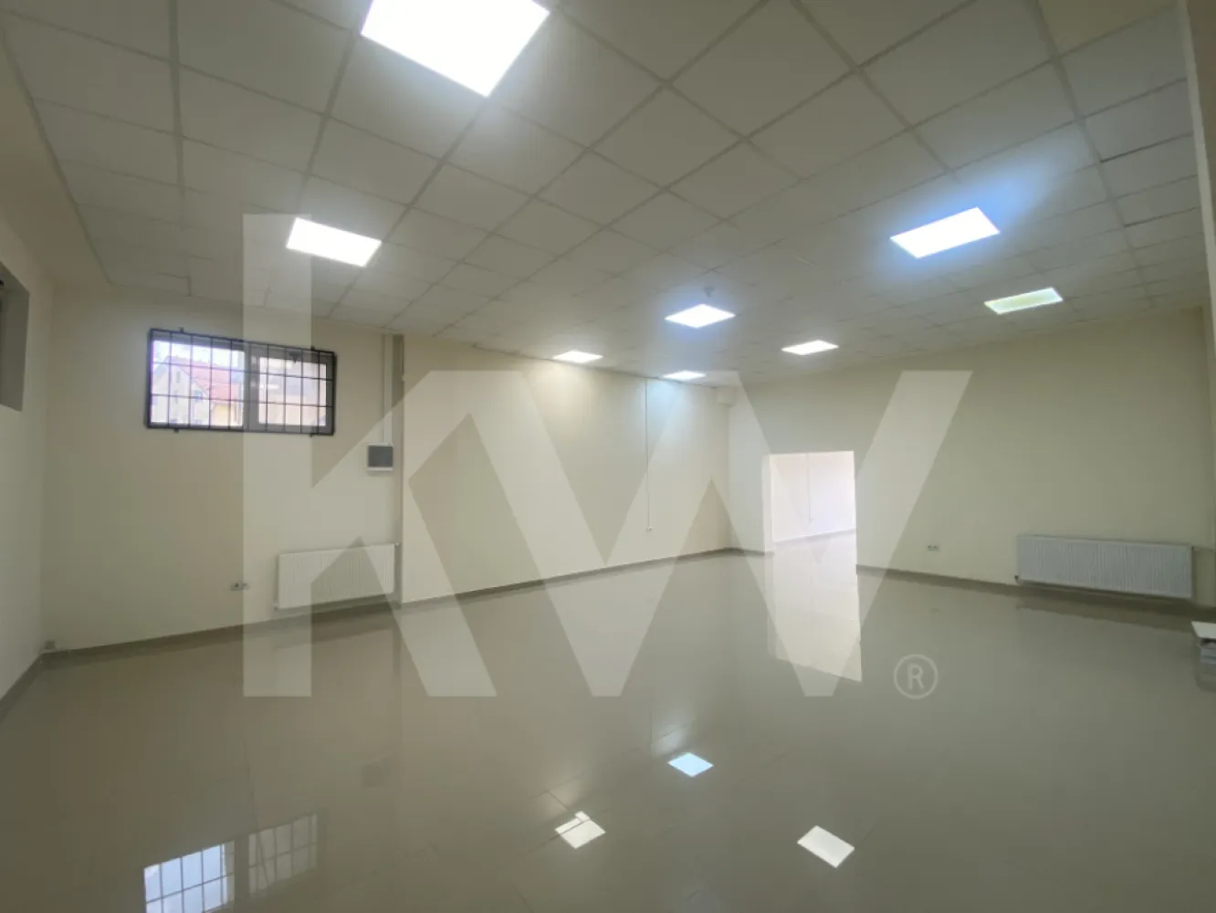 Spatiu comercial de inchiriat 132mp stradal 2 camere Turnisor Sibiu - Oportunitate Unica de Afaceri – Spatiu comercial de inchiriat 132mp stradal 2 camere Turnisor Sibiu
Afacerea ta merita mai mult. Iti prezentam un spatiu comercial ideal pentru succes, situat in zona Soseaua Alba Iulia, una dintre cele mai circulate artere din Sibiu. Vizibil, spatios si pregatit imediat pentru activitate, acest spatiu este exact ce cauti.
Avantaje cheie:
Suprafata generoasa: 132 mp utili impartiti in 2 incaperi, perfect pentru showroom, birouri, clinica, magazin sau sediu reprezentativ.
Deschidere stradala de 7,5 metri: Vizibilitate maxima pentru brandul tau, exact acolo unde conteaza.
Acces si parcare: 6 locuri de parcare incluse, chiar in fata spatiului – un mare plus pentru clienti si angajati.
Pozitie excelenta: Situat in imediata apropiere a Aeroportului din Sibiu – flux continuu de trecatori si locatari.
Finisat complet si disponibil imediat: Nu mai astepti nimic, poti sa deschizi in timp record.

De ce este acesta un spatiu de inchiriat potrivit pentru afacerea ta?
Pentru ca iti ofera vizibilitate, flexibilitate, acces usor si un mediu modern. Pentru ca esti aproape de clienti si pentru ca fiecare zi in plus inseamna potential de crestere.

Programeaza o vizionare si fa primul pas spre extinderea sau lansarea afacerii tale. Locatia potrivita face diferenta. Iar acest spatiu o poate face.