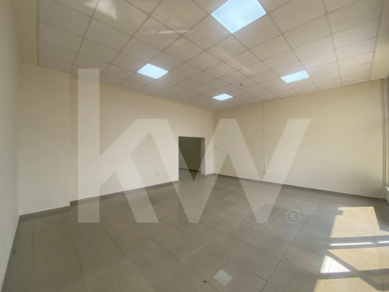 Spatiu comercial de inchiriat 132mp stradal 2 camere Turnisor Sibiu - Oportunitate Unica de Afaceri – Spatiu comercial de inchiriat 132mp stradal 2 camere Turnisor Sibiu
Afacerea ta merita mai mult. Iti prezentam un spatiu comercial ideal pentru succes, situat in zona Soseaua Alba Iulia, una dintre cele mai circulate artere din Sibiu. Vizibil, spatios si pregatit imediat pentru activitate, acest spatiu este exact ce cauti.
Avantaje cheie:
Suprafata generoasa: 132 mp utili impartiti in 2 incaperi, perfect pentru showroom, birouri, clinica, magazin sau sediu reprezentativ.
Deschidere stradala de 7,5 metri: Vizibilitate maxima pentru brandul tau, exact acolo unde conteaza.
Acces si parcare: 6 locuri de parcare incluse, chiar in fata spatiului – un mare plus pentru clienti si angajati.
Pozitie excelenta: Situat in imediata apropiere a Aeroportului din Sibiu – flux continuu de trecatori si locatari.
Finisat complet si disponibil imediat: Nu mai astepti nimic, poti sa deschizi in timp record.

De ce este acesta un spatiu de inchiriat potrivit pentru afacerea ta?
Pentru ca iti ofera vizibilitate, flexibilitate, acces usor si un mediu modern. Pentru ca esti aproape de clienti si pentru ca fiecare zi in plus inseamna potential de crestere.

Programeaza o vizionare si fa primul pas spre extinderea sau lansarea afacerii tale. Locatia potrivita face diferenta. Iar acest spatiu o poate face.